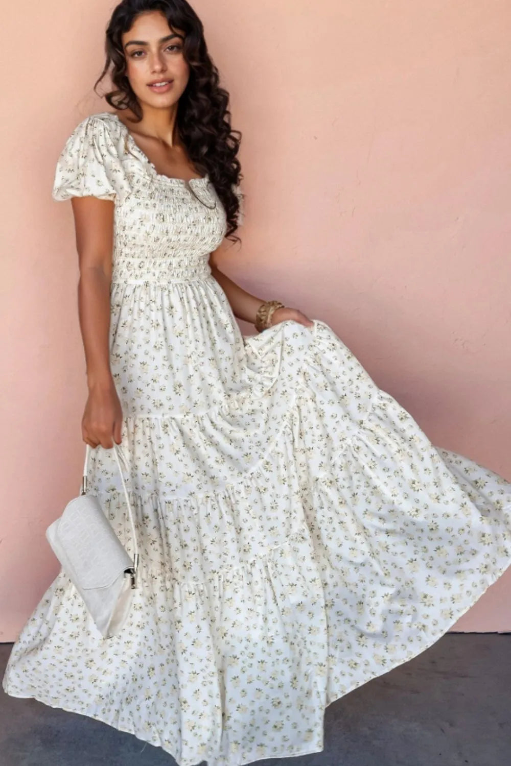 Vestido largo floral con mangas abullonadas y fruncido