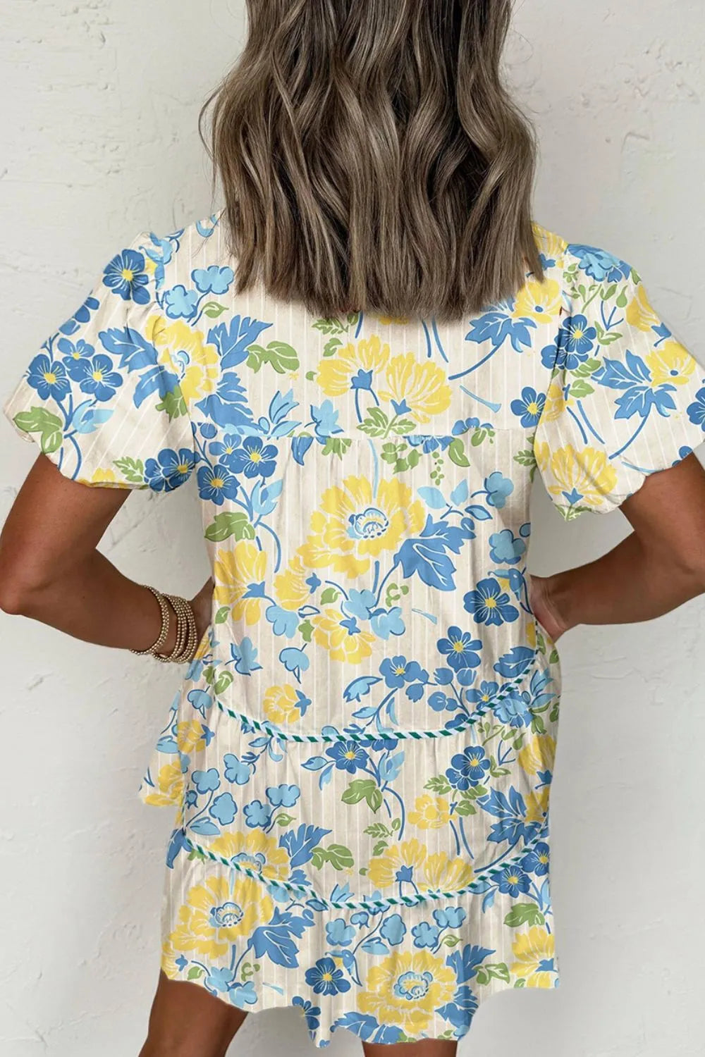 Vestido de manga corta abullonada con ribete de rayas florales