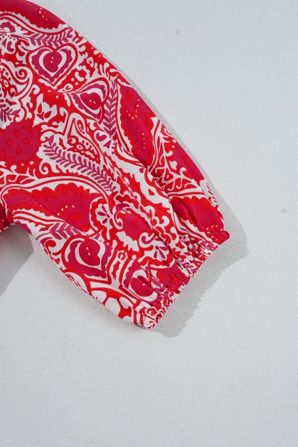 Vestido largo de cintura alta con mangas abullonadas y abertura lateral con estampado de cachemira
