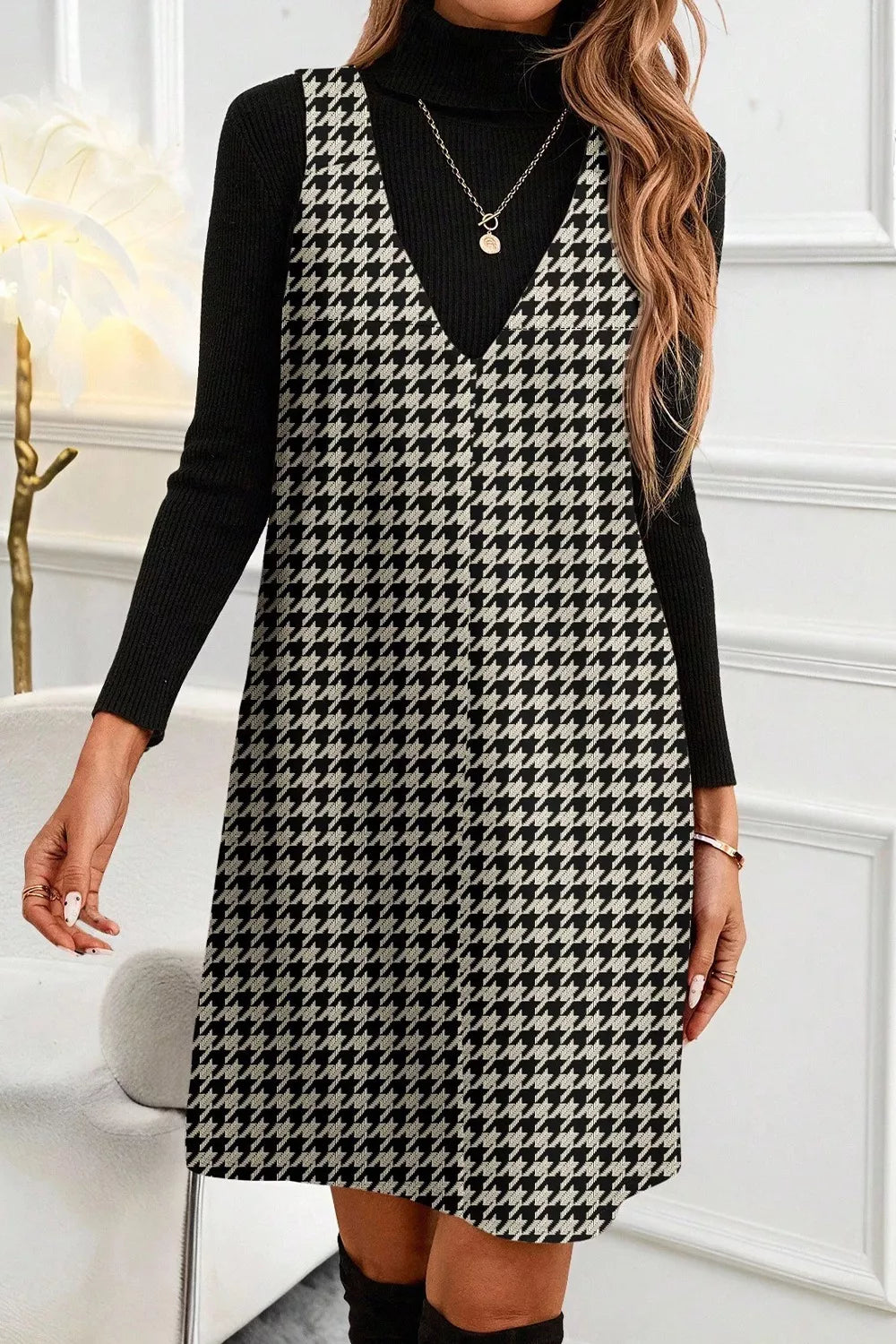 Minivestido sin mangas con cuello de pico y estampado de pata de gallo