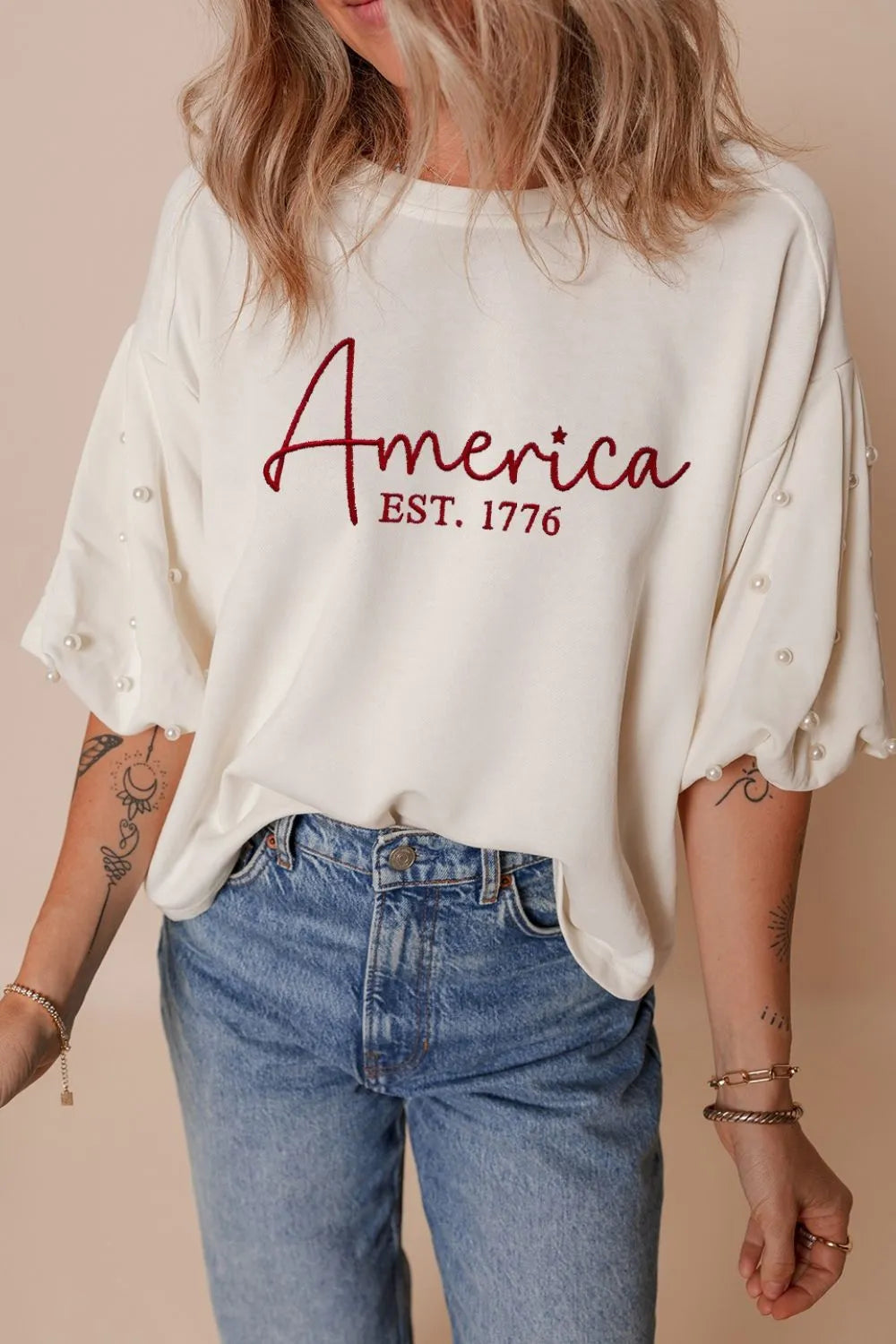 Camiseta con mangas bordadas con cuentas de perlas AMERICA EST 1776