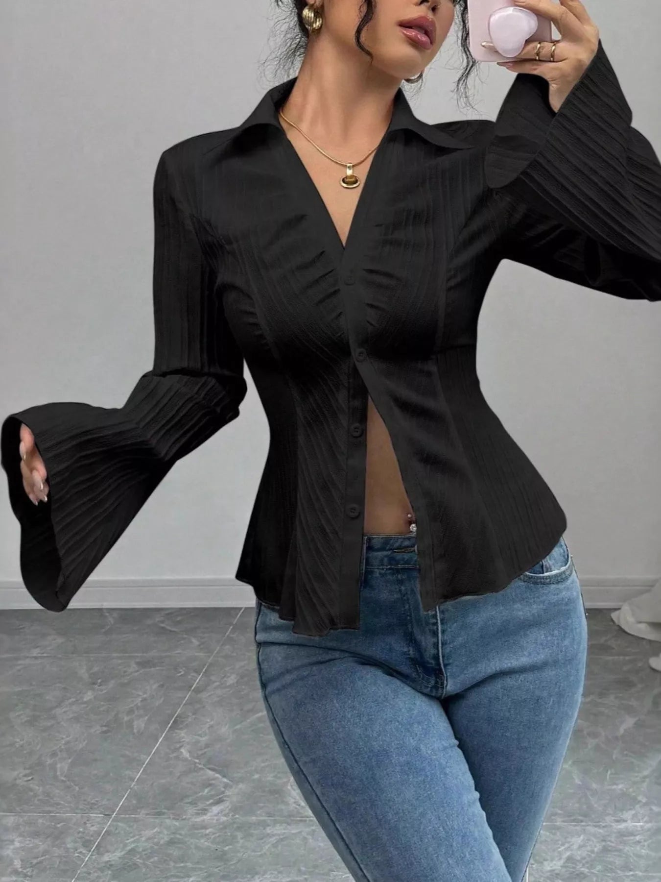Camisa con botones y mangas acampanadas