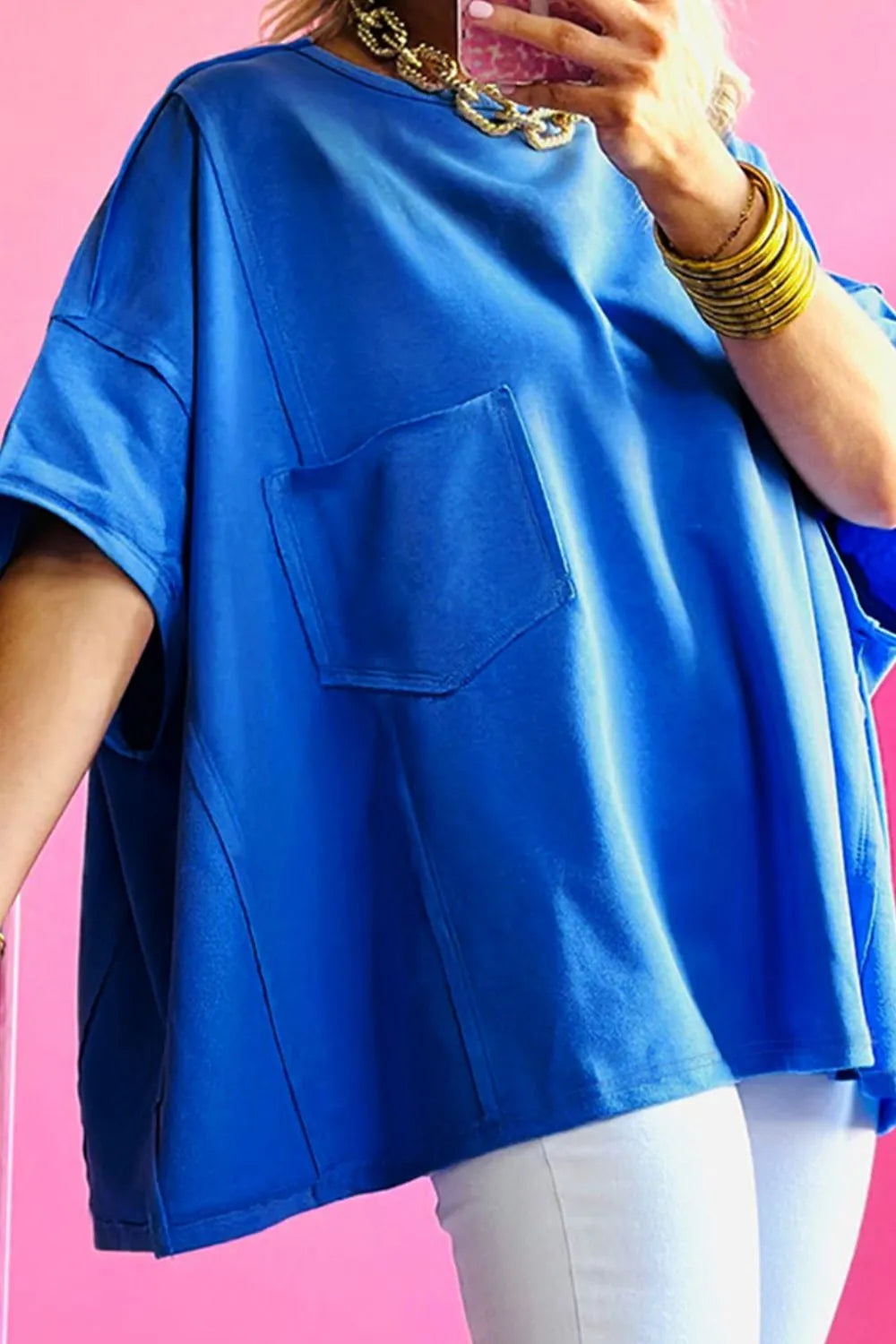 Camiseta extragrande con bolsillo de parche y costuras expuestas