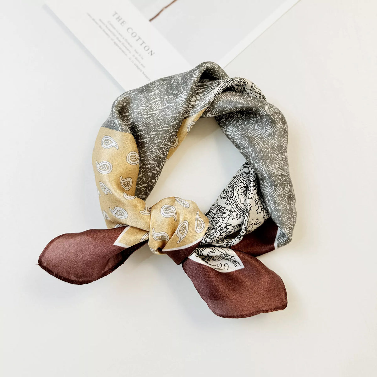 Pañuelo cuadrado de seda estampado