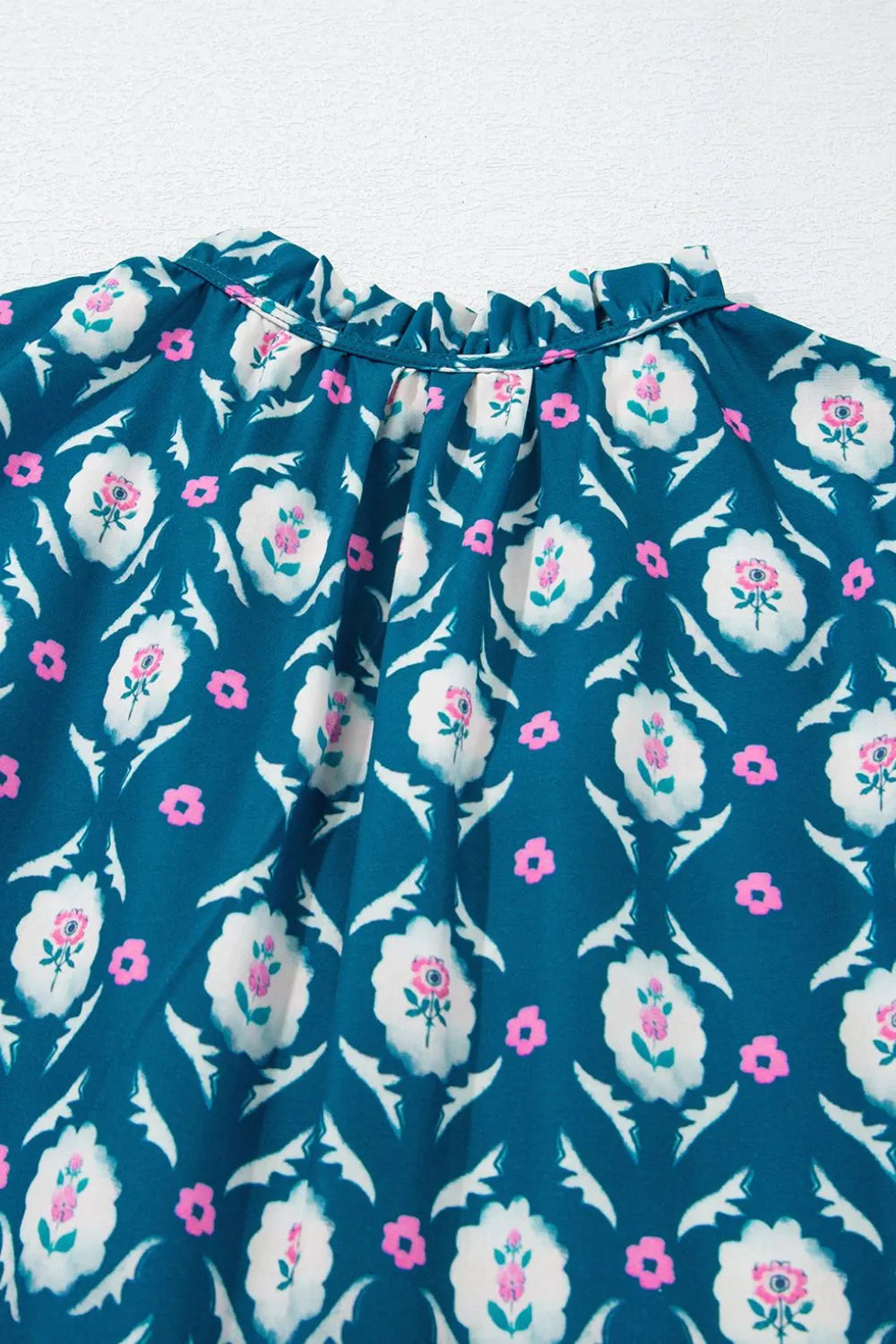 Vestido estampado con cuello anudado y volantes en las mangas