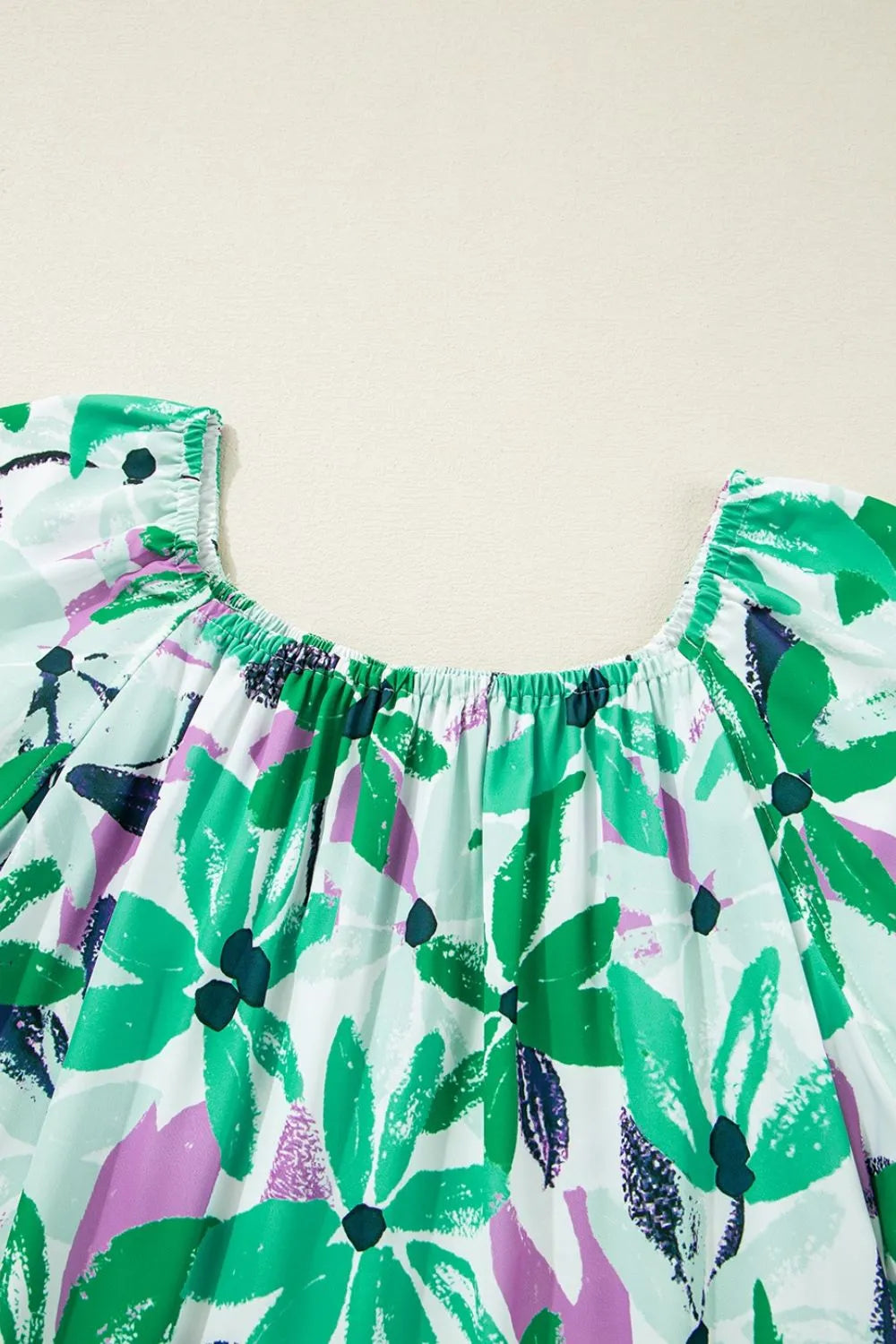 Vestido mini holgado con escote cuadrado y estampado floral fruncido