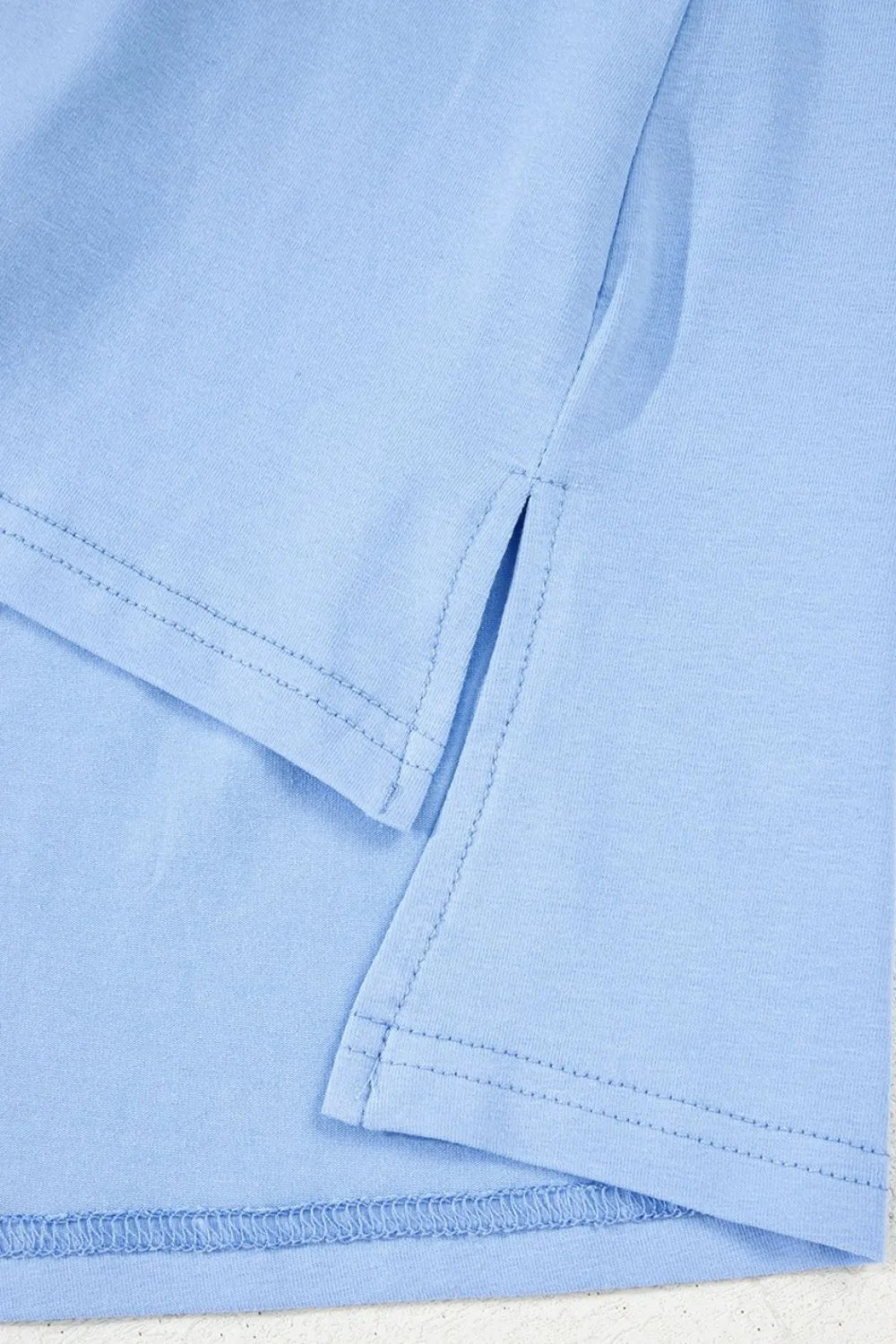 Camiseta holgada de media manga con dobladillo alto y bajo