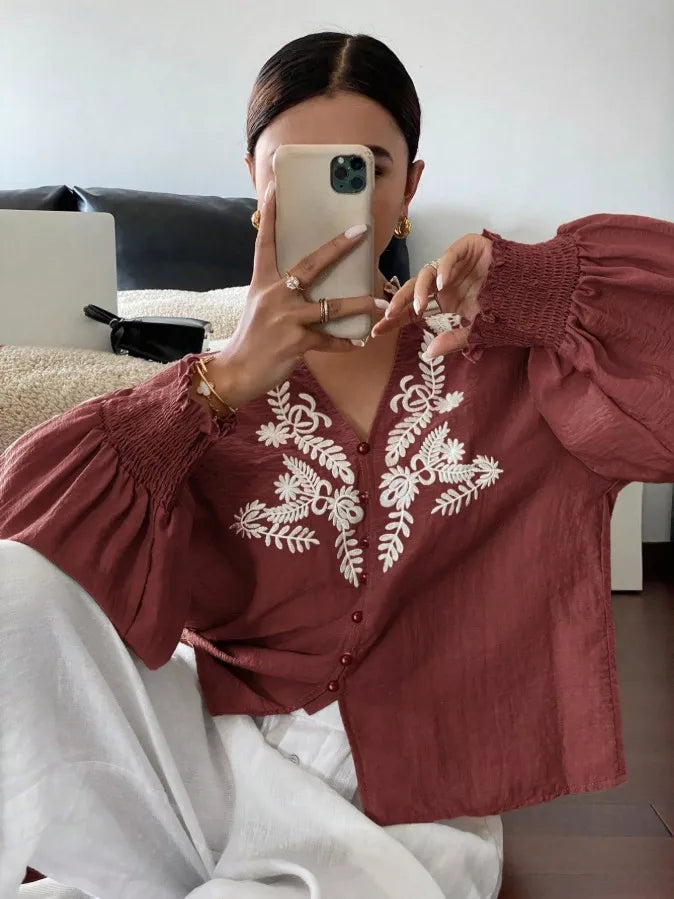 Blusa bordada de manga larga con cuello con muesca