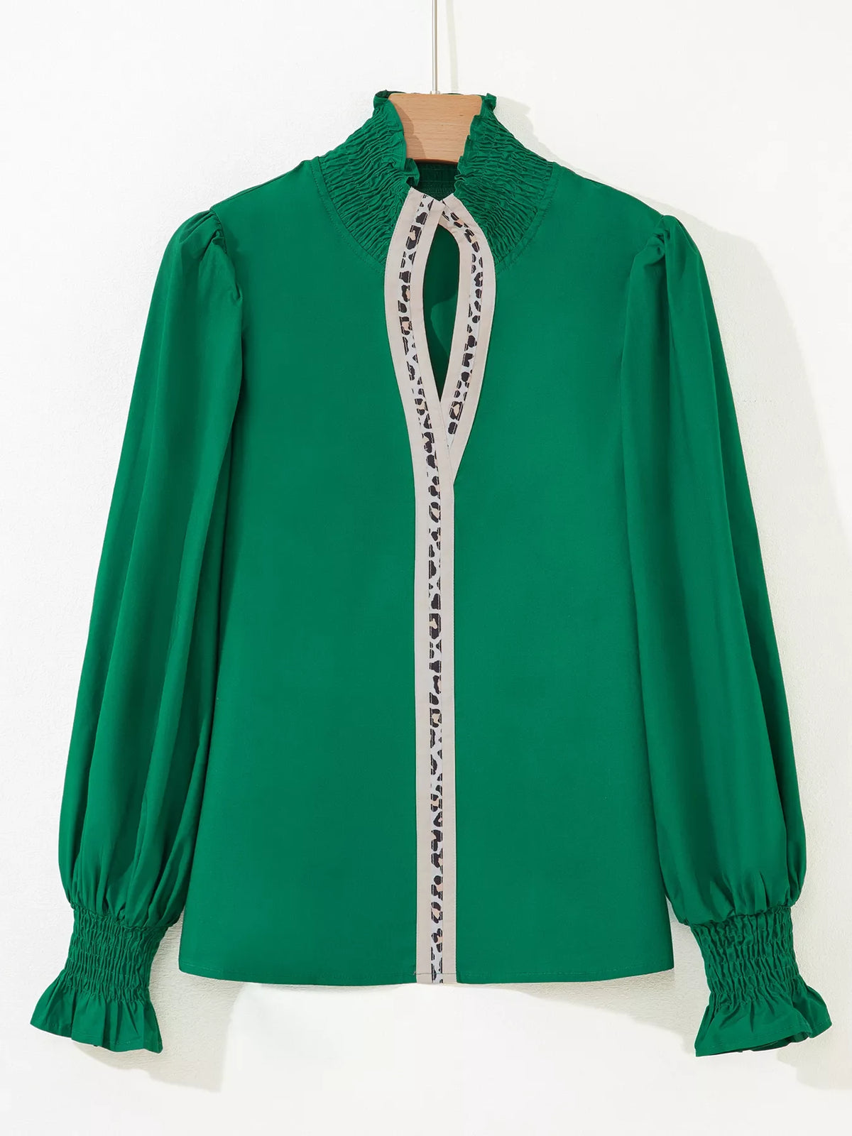 Blusa con cuello en V, manga abullonada con volante y ribete de leopardo