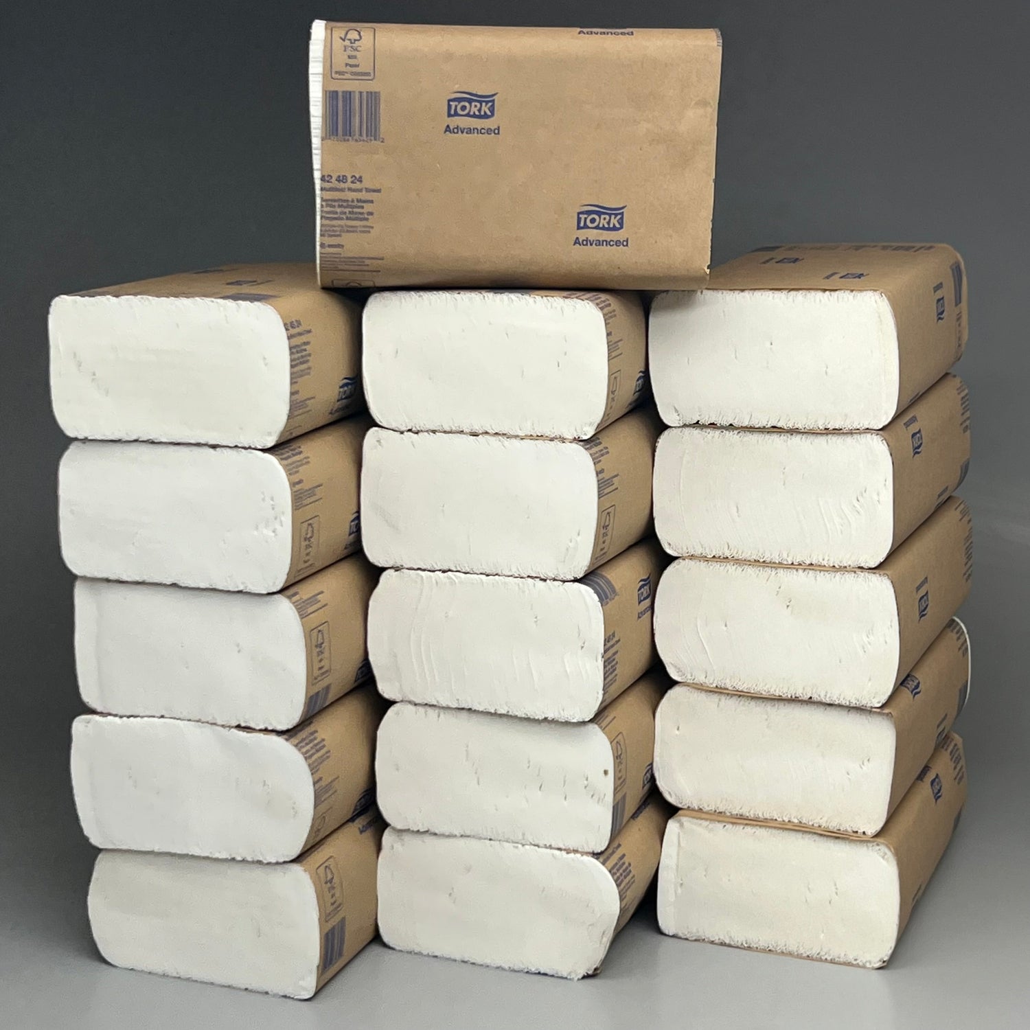 TORK Toallas de Papel Plegado Múltiple Paquete de 16 (250/paquete) 22,86 cm x 24,13 cm