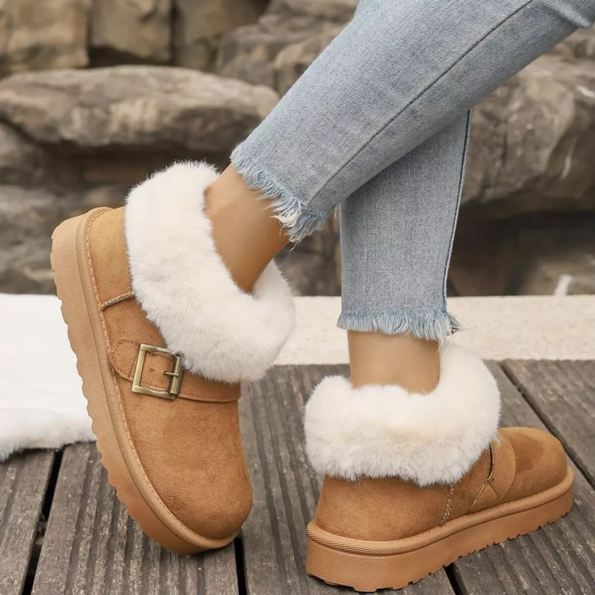 Botas de invierno con hebilla decorativa y ribete de pelo sintético