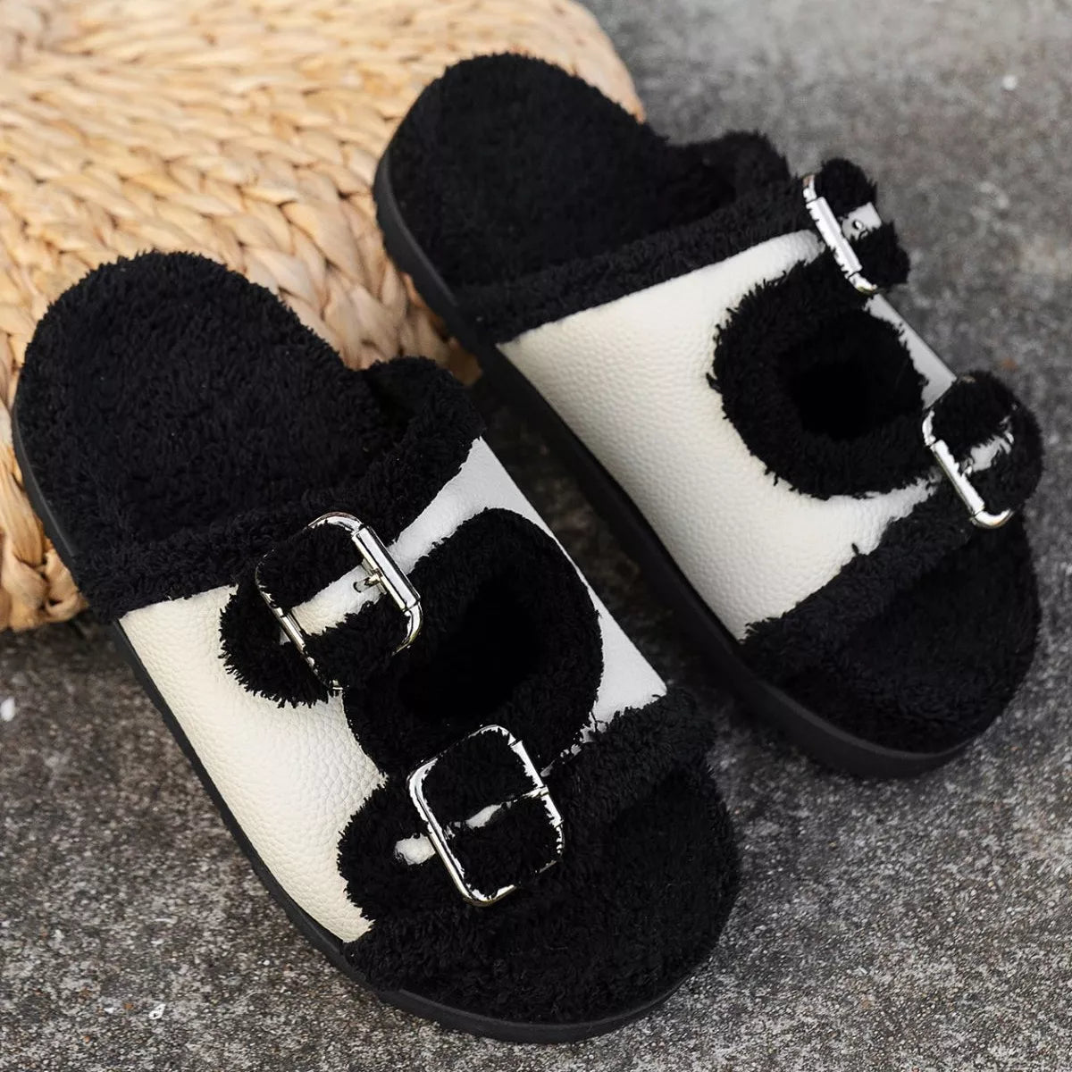 Pantuflas de plataforma con forro de felpa y hebilla decorativa