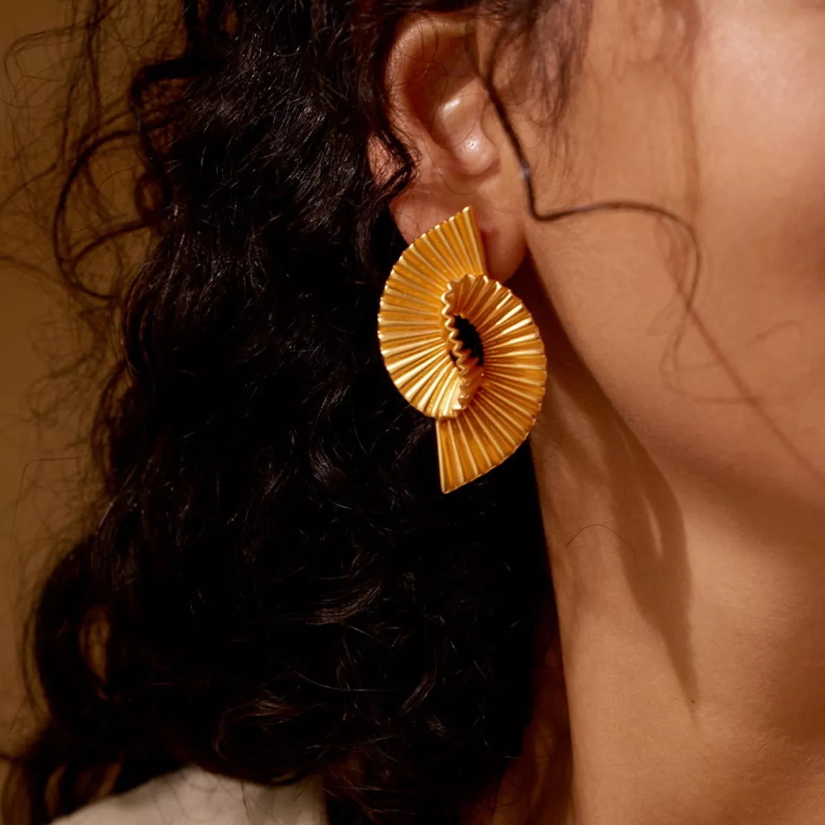 Pendientes de espiral geométrica de cobre con baño de oro de 18K