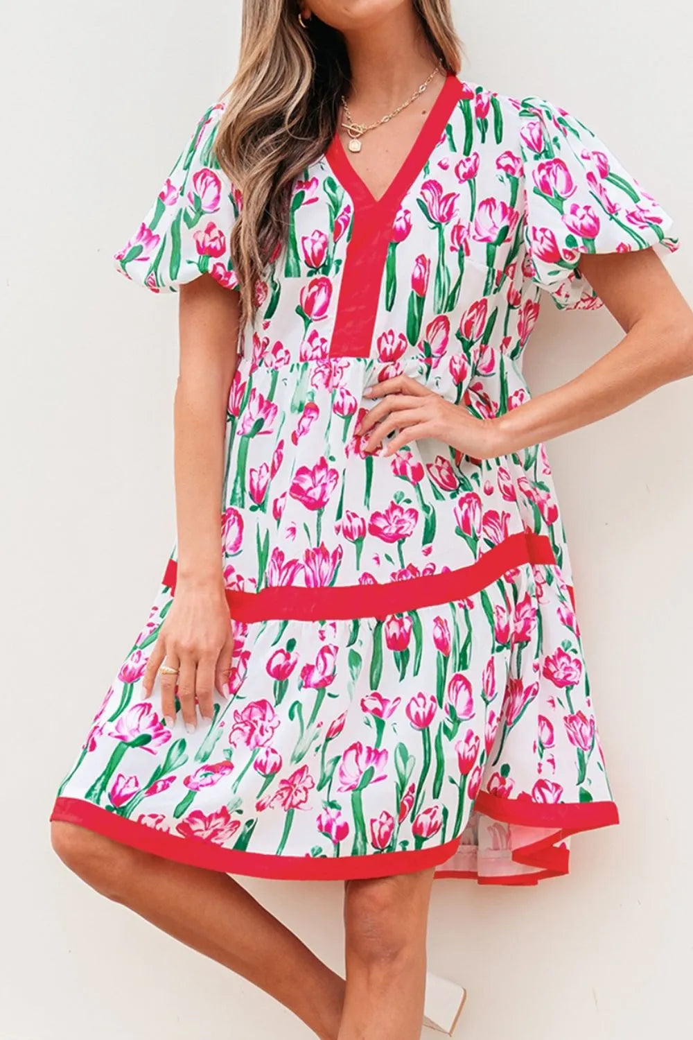 Vestido babydoll de manga corta con cuello en V y ribete en contraste con estampado floral