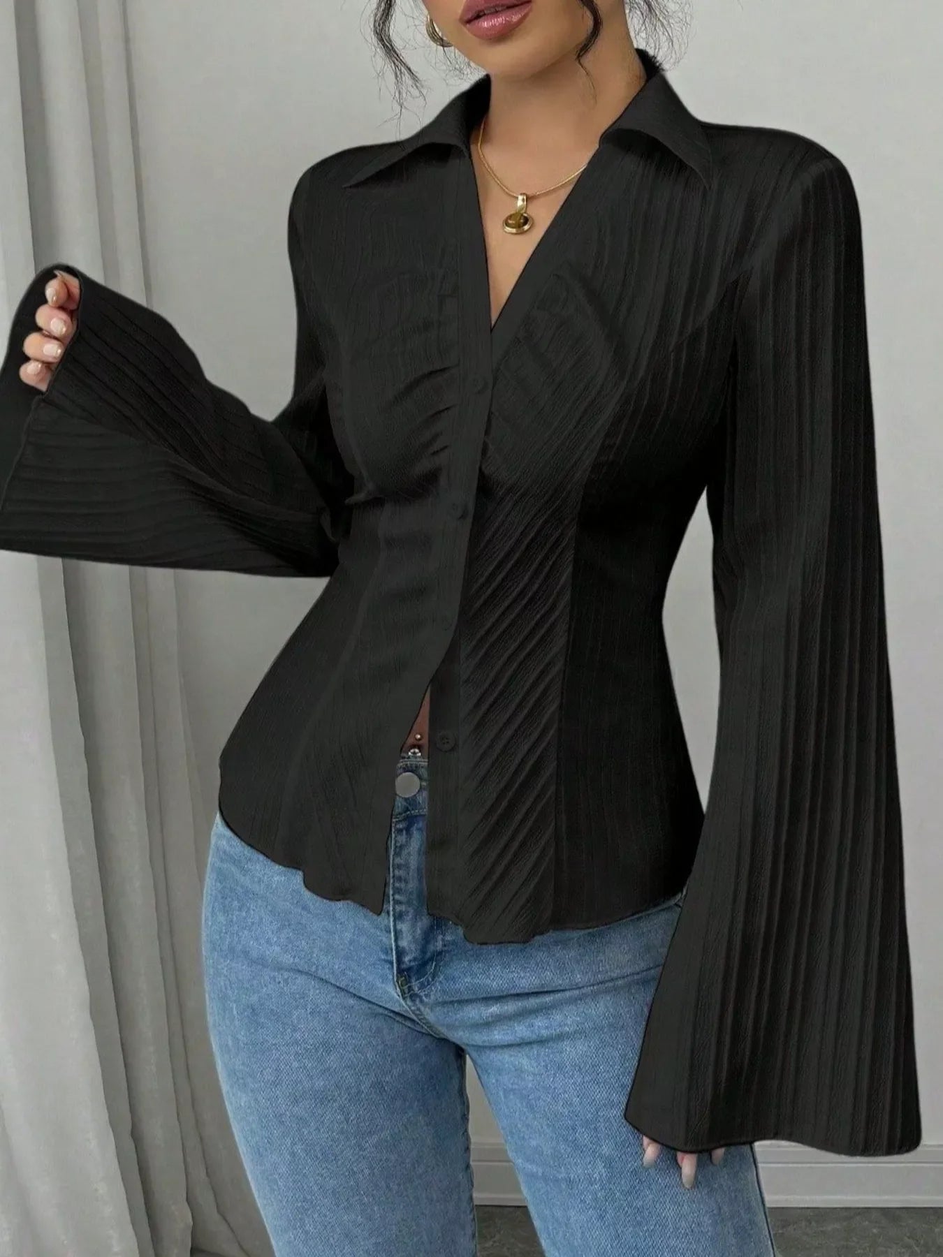 Camisa con botones y mangas acampanadas
