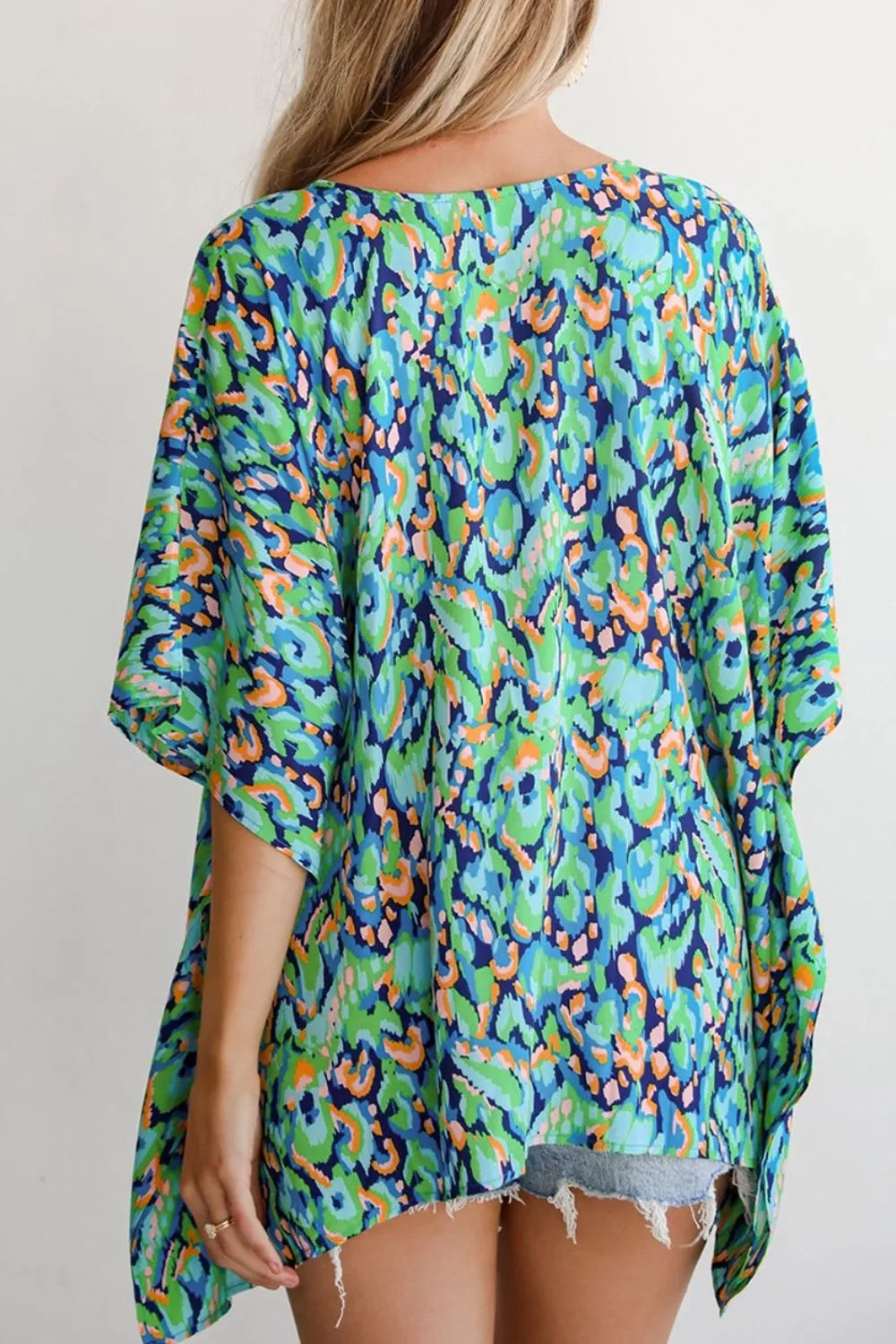 Blusa holgada de media manga con cuello en V y estampado abstracto