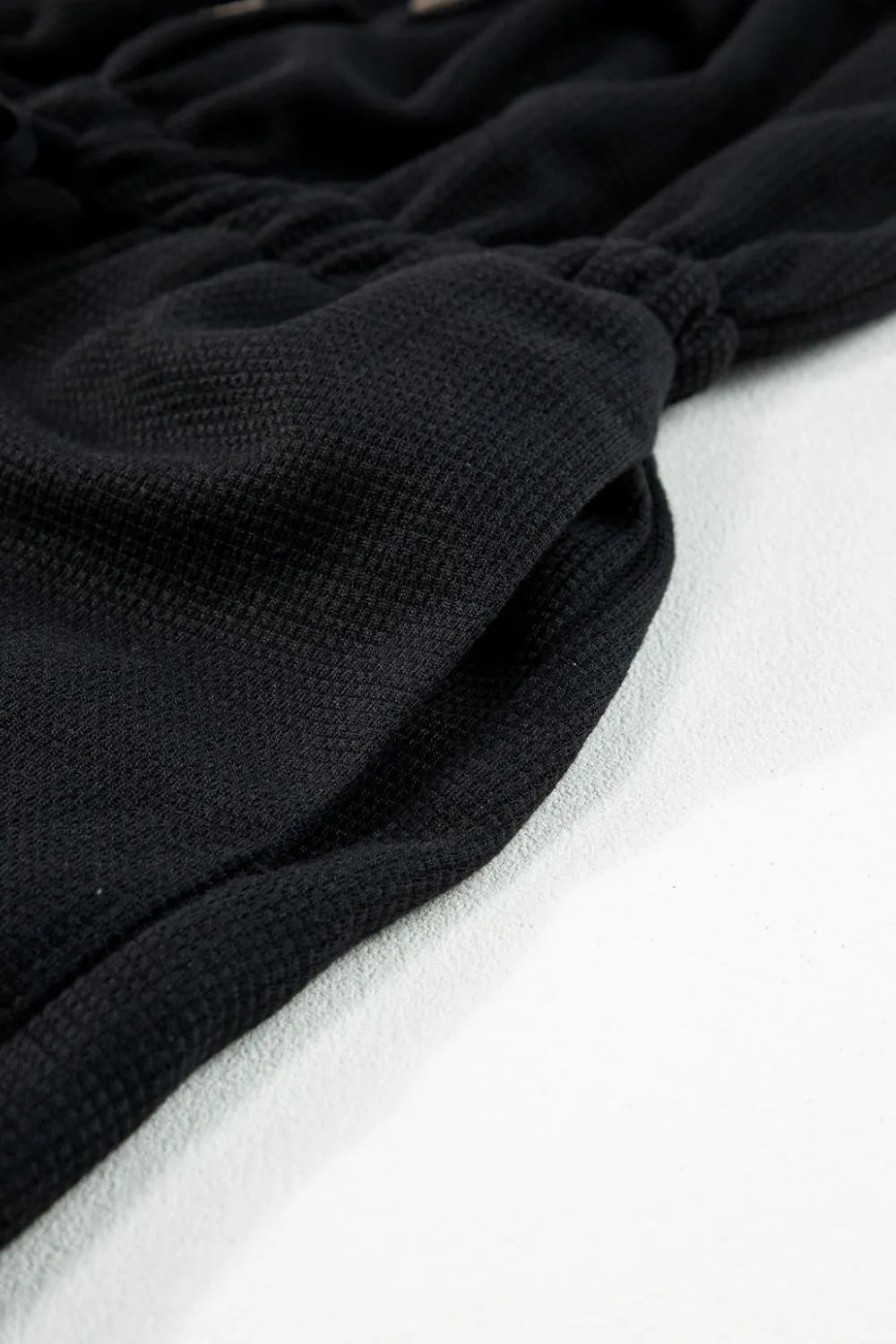 Mono con tirantes anudados, botones y textura con cordón ajustable