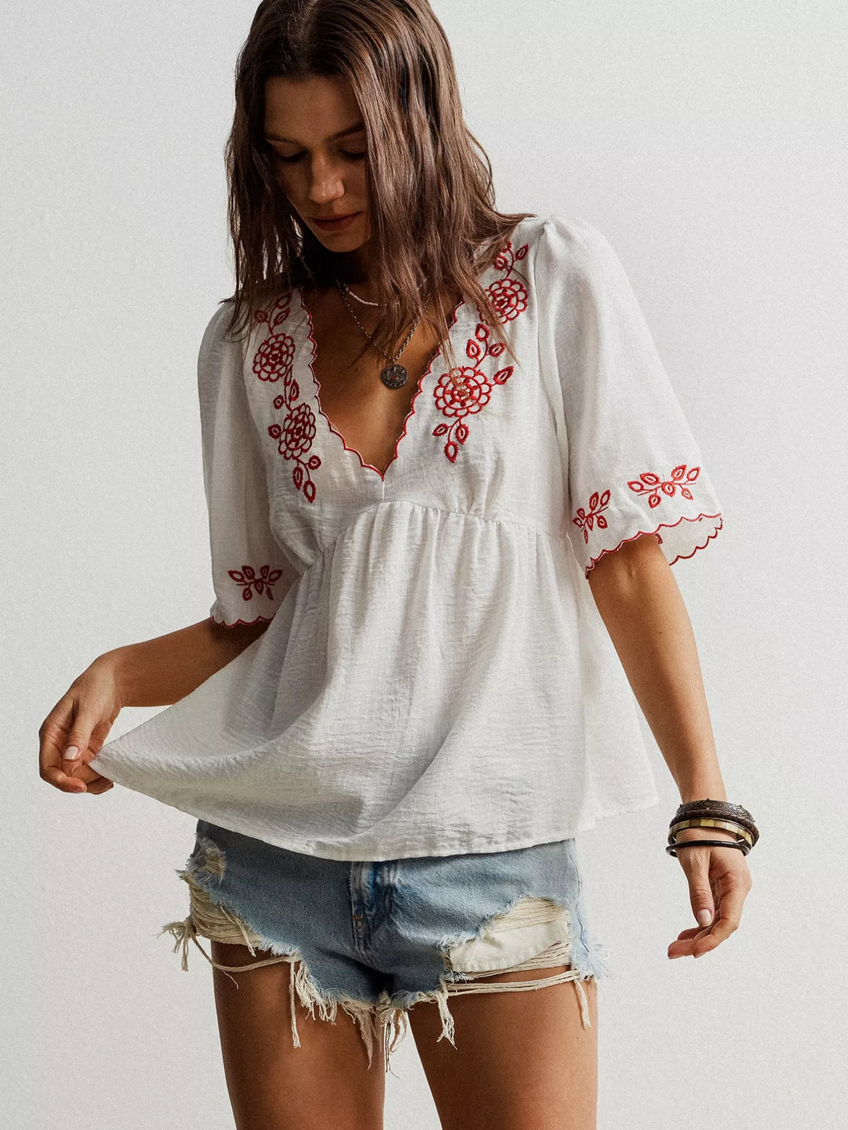 Blusa con cuello en V y bordado floral