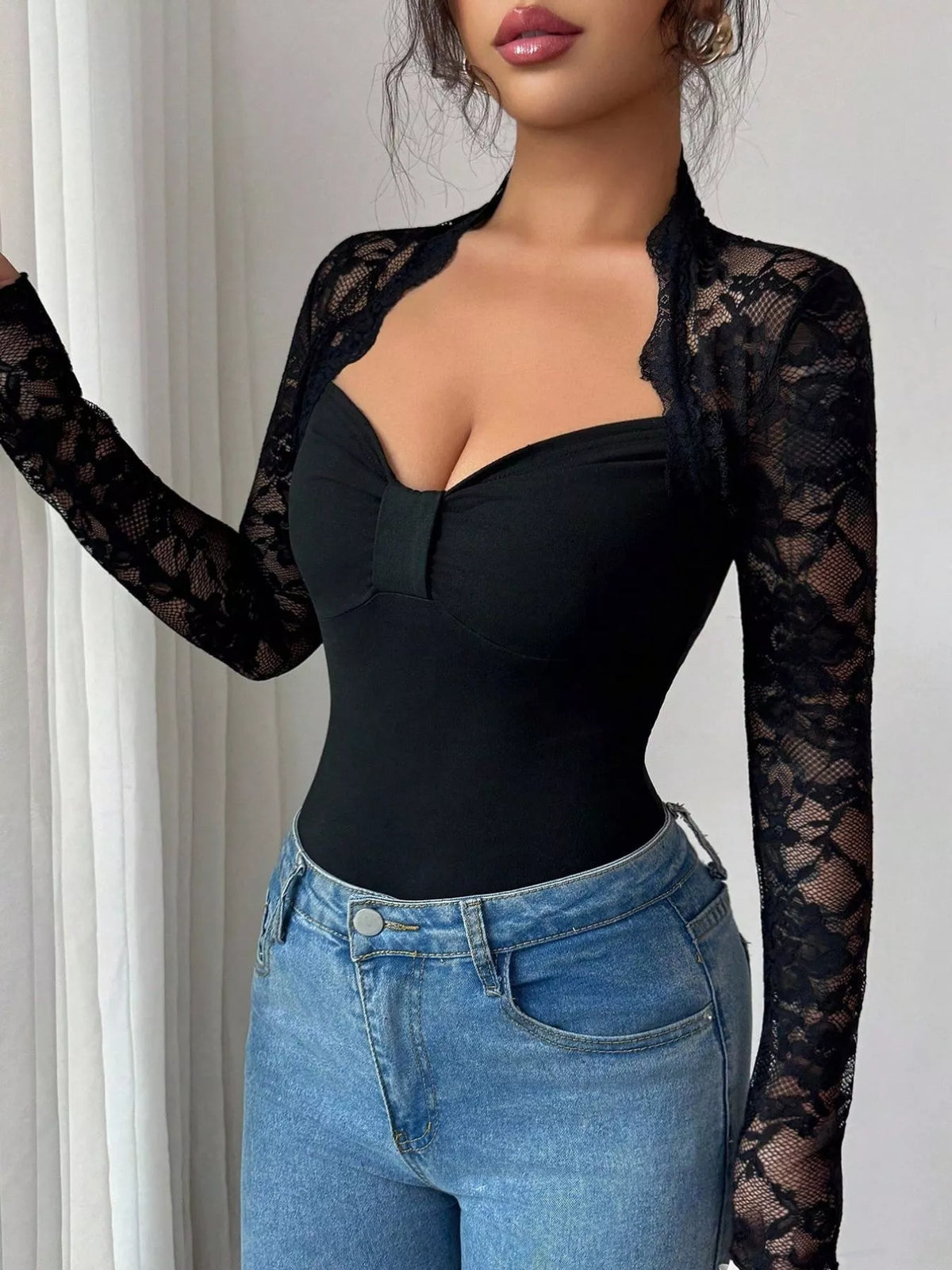 Camiseta de manga larga con encaje en las mangas