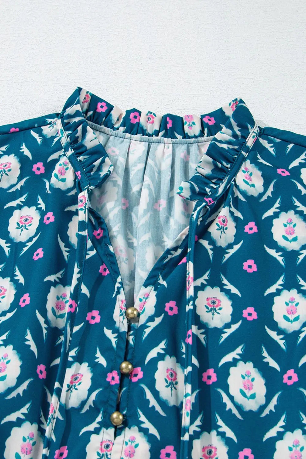 Vestido estampado con cuello anudado y volantes en las mangas