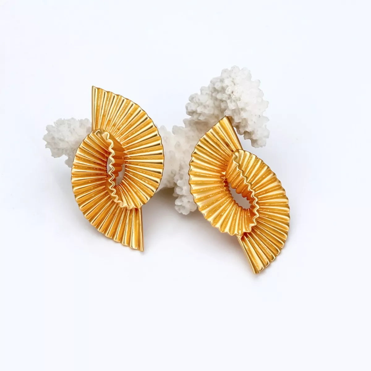 Pendientes de espiral geométrica de cobre con baño de oro de 18K