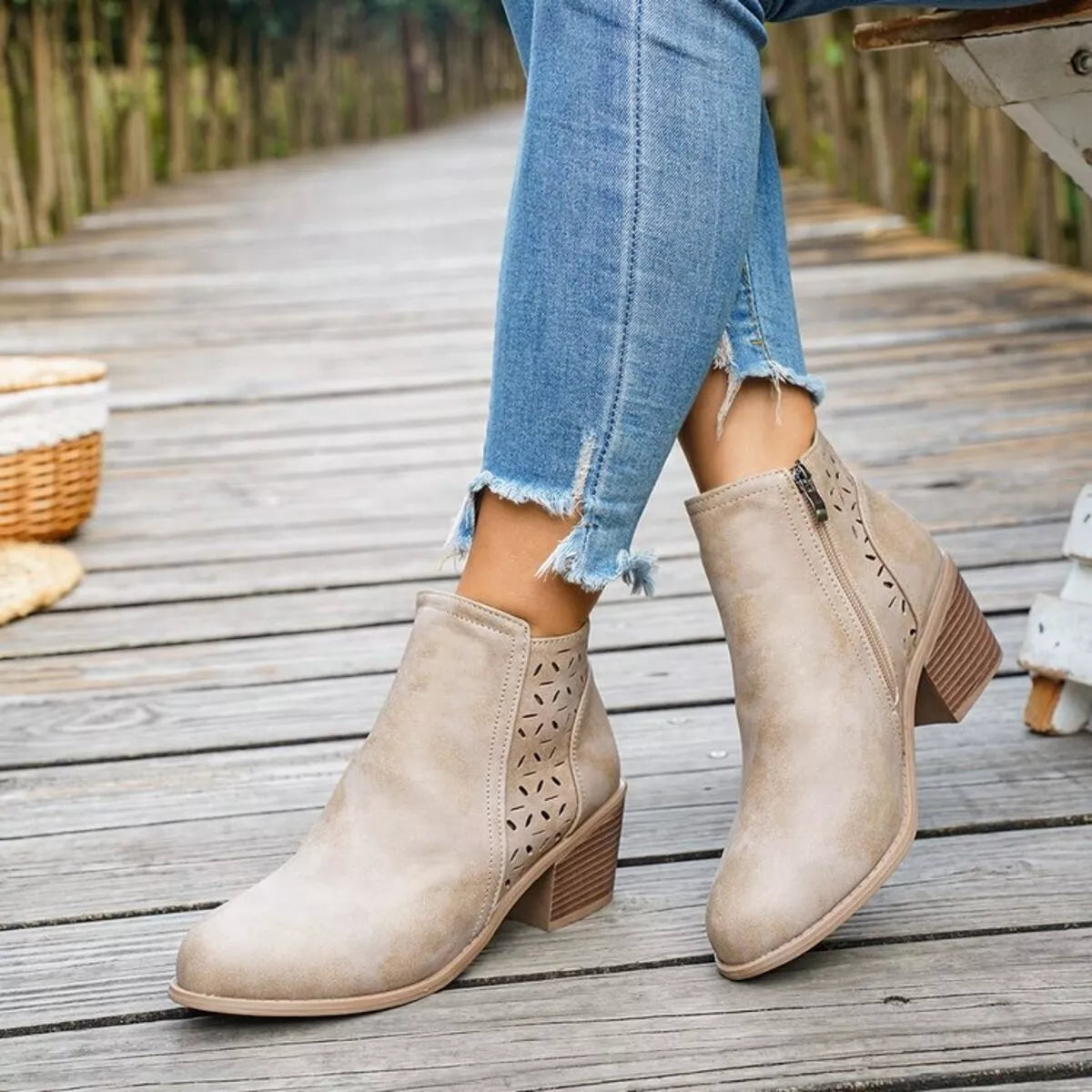 Botines de tacón grueso con detalles calados