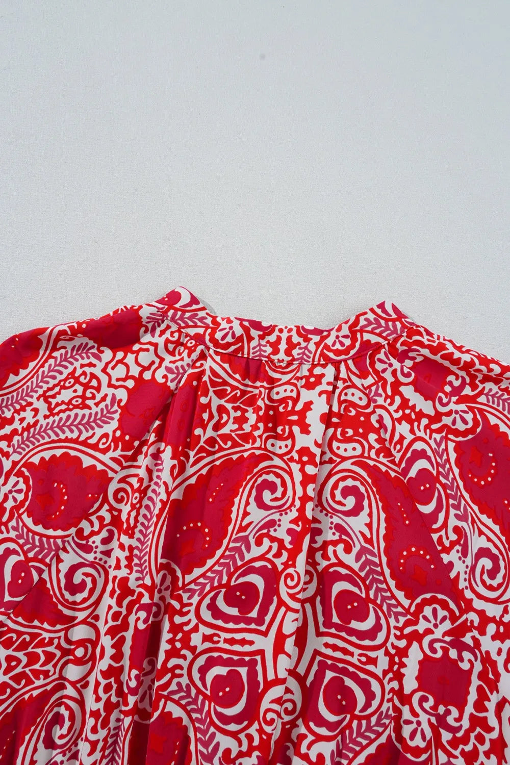 Vestido largo de cintura alta con mangas abullonadas y abertura lateral con estampado de cachemira