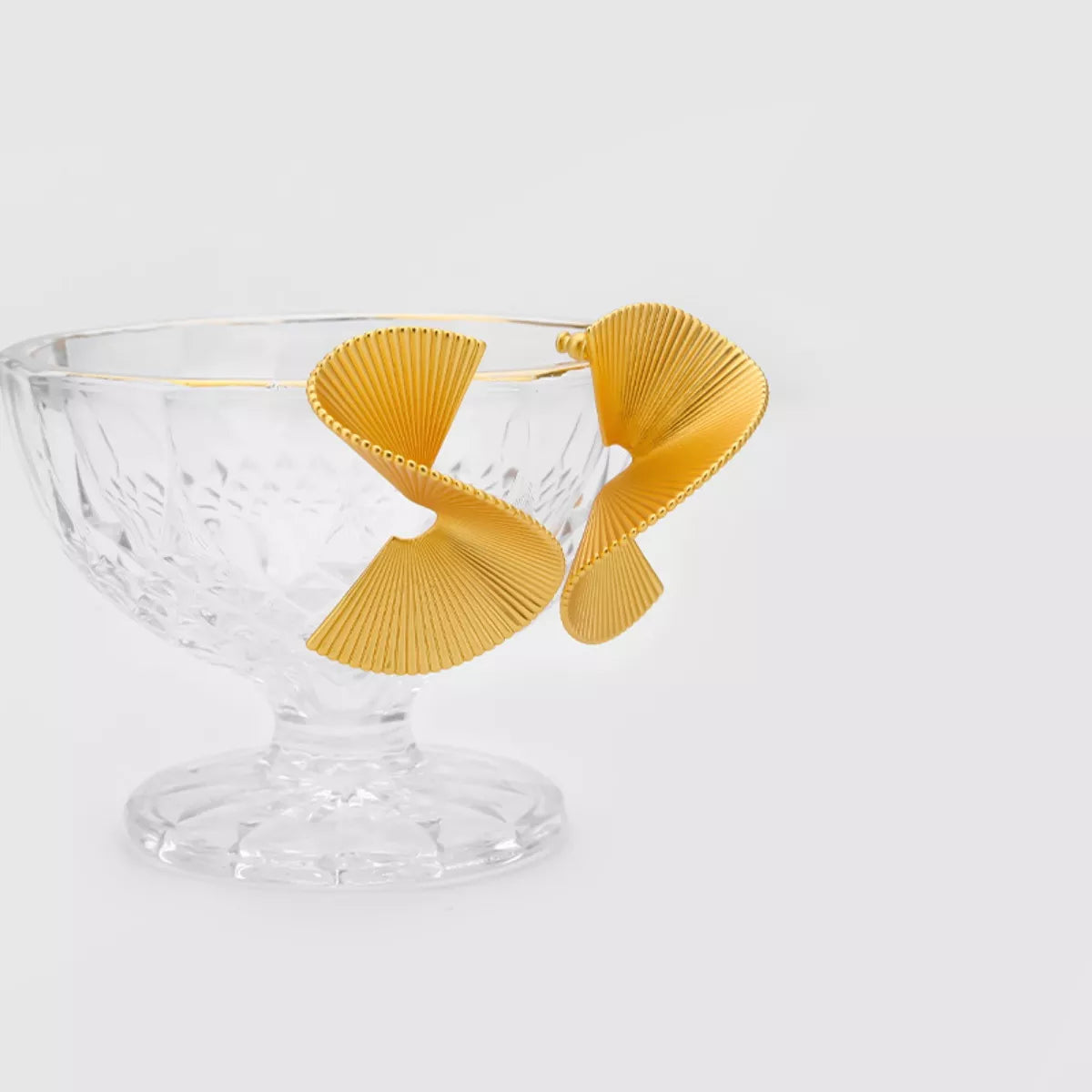 Pendientes de cobre bañados en oro de 18 quilates con forma de abanico
