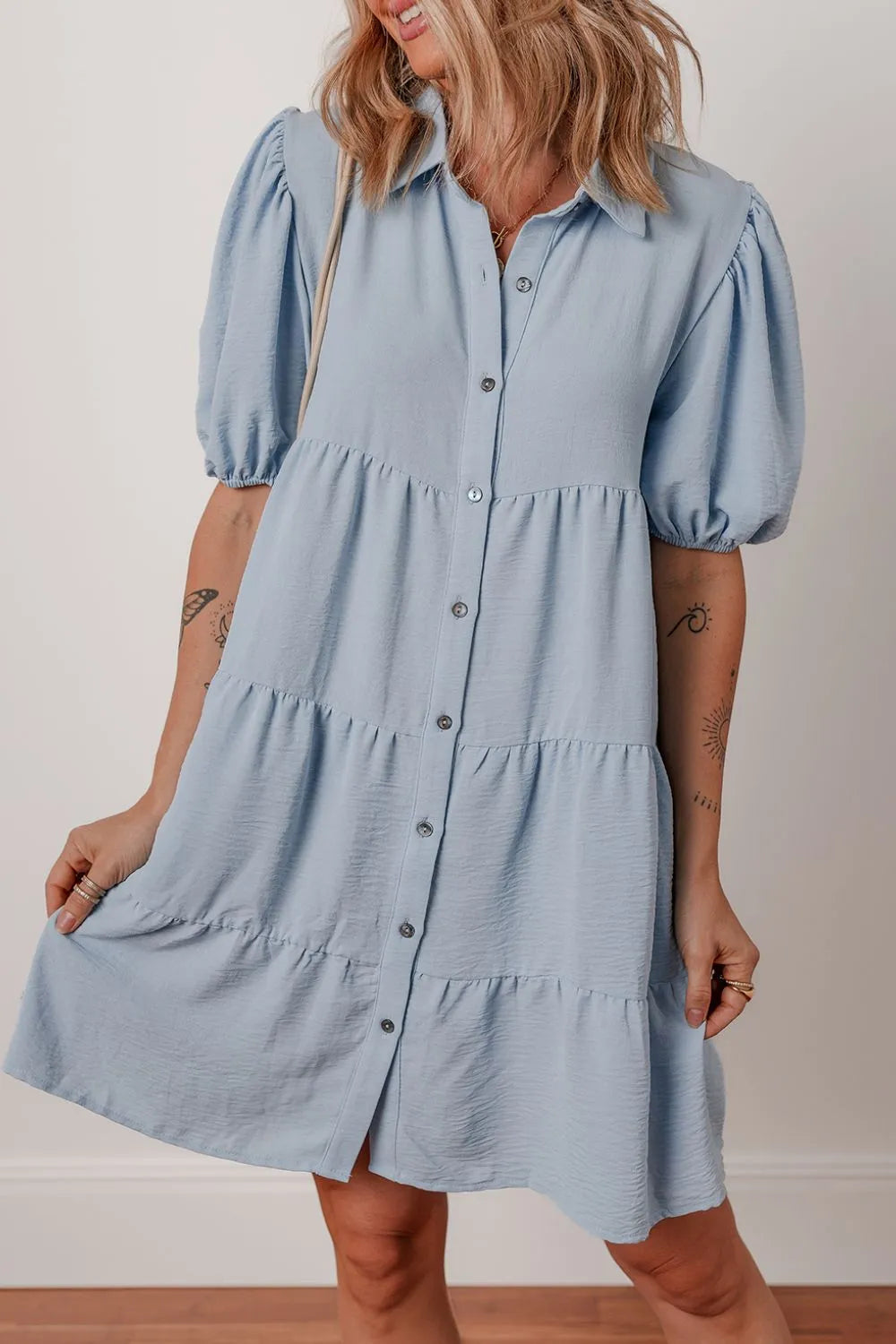 Vestido camisero escalonado con mangas abullonadas y botones
