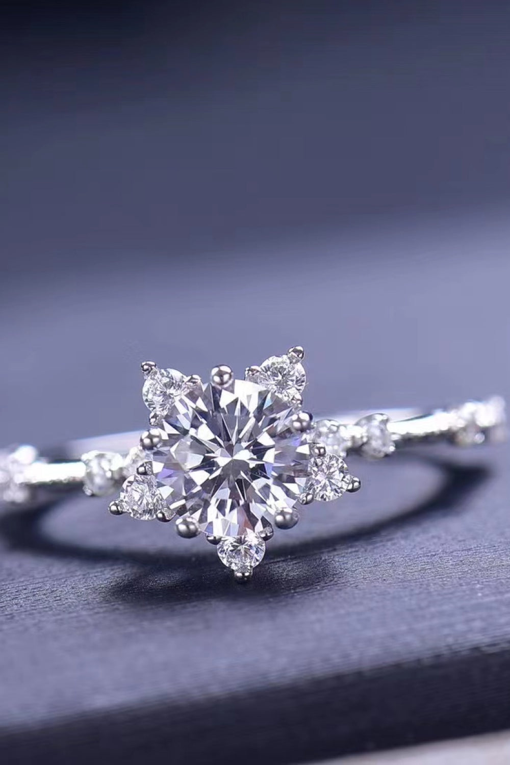 Anillo de moissanita de 6 puntas de 1 quilate