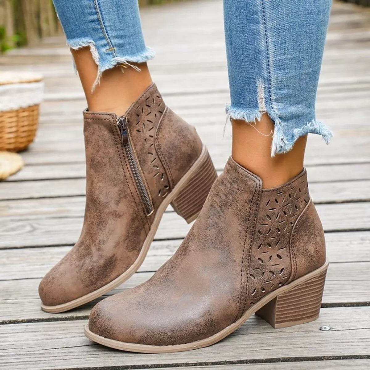 Botines de tacón grueso con detalles calados
