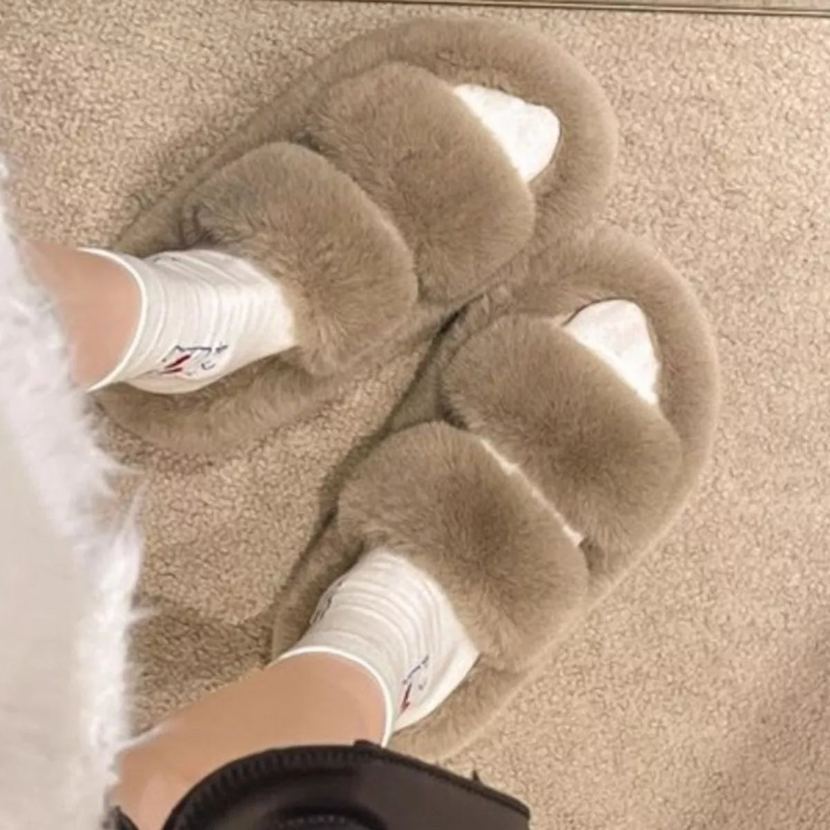 Pantuflas peludas de punta abierta