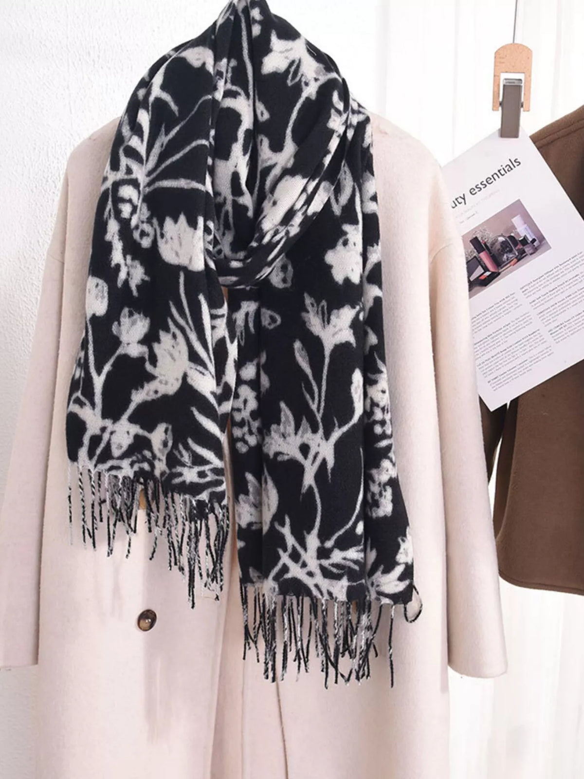 Pañuelo con estampado floral y flecos