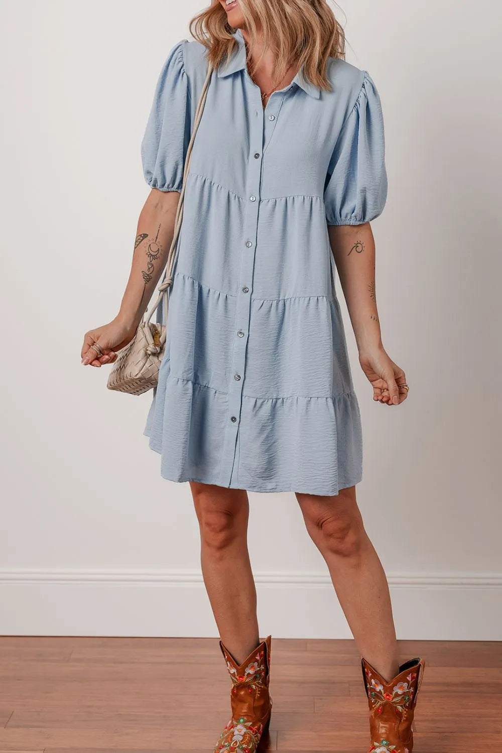 Vestido camisero escalonado con mangas abullonadas y botones