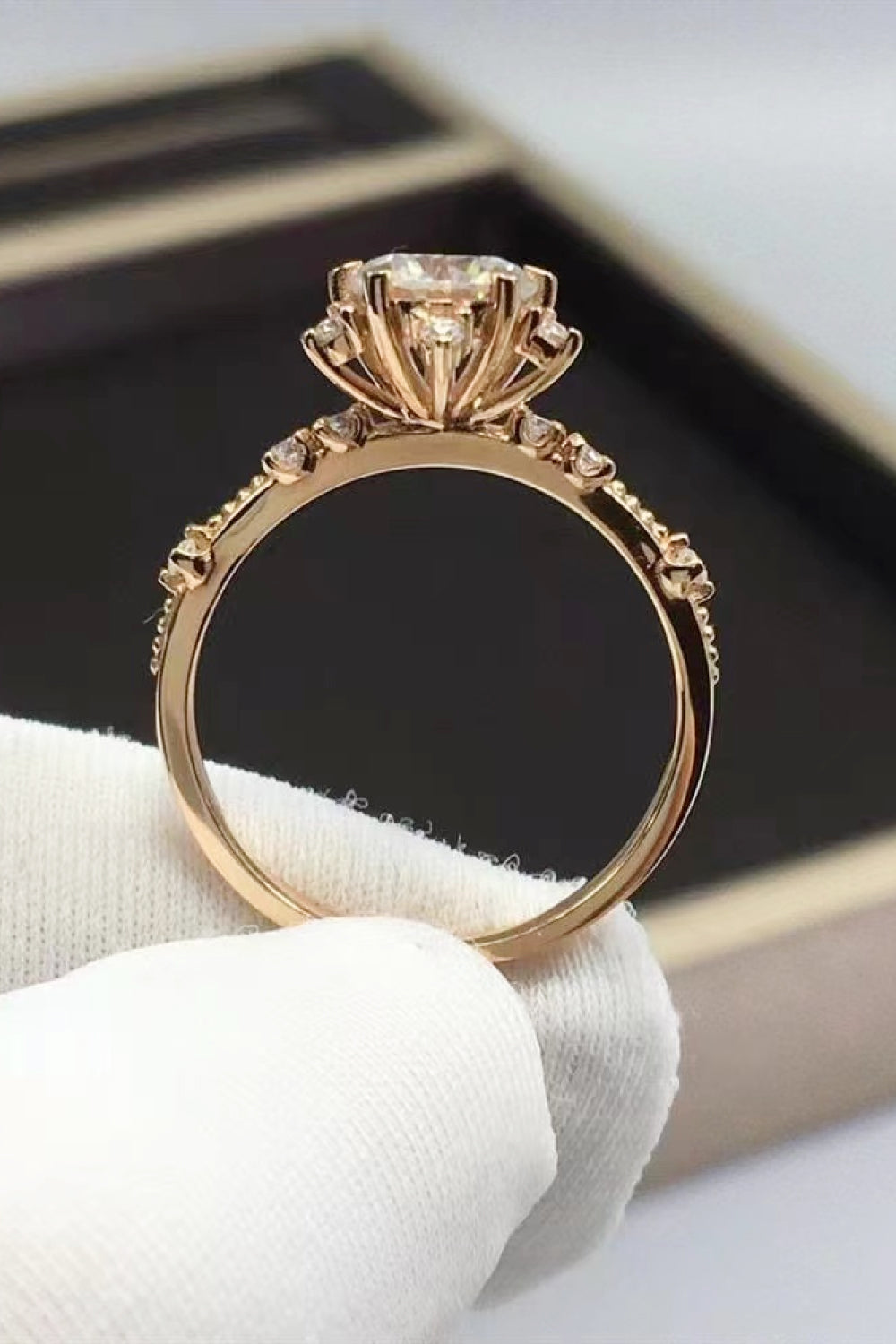 Anillo de moissanita de 6 puntas de 1 quilate