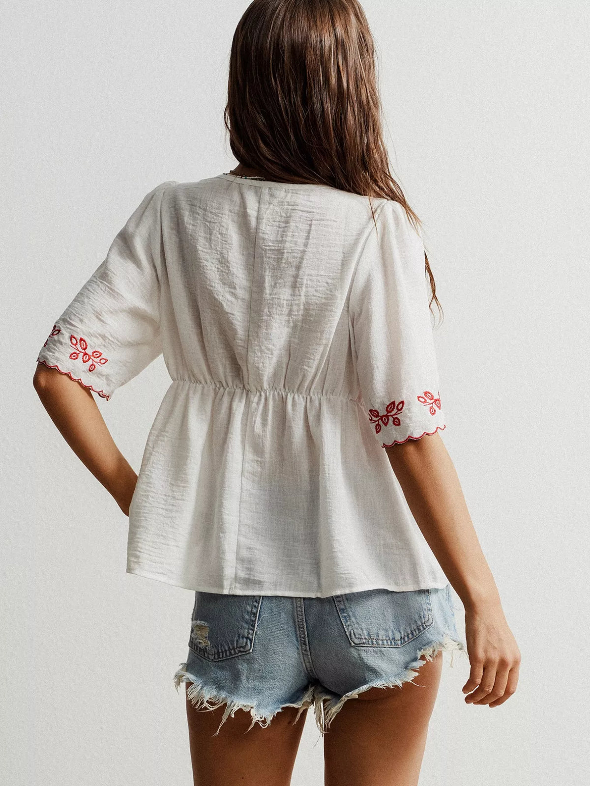 Blusa con cuello en V y bordado floral