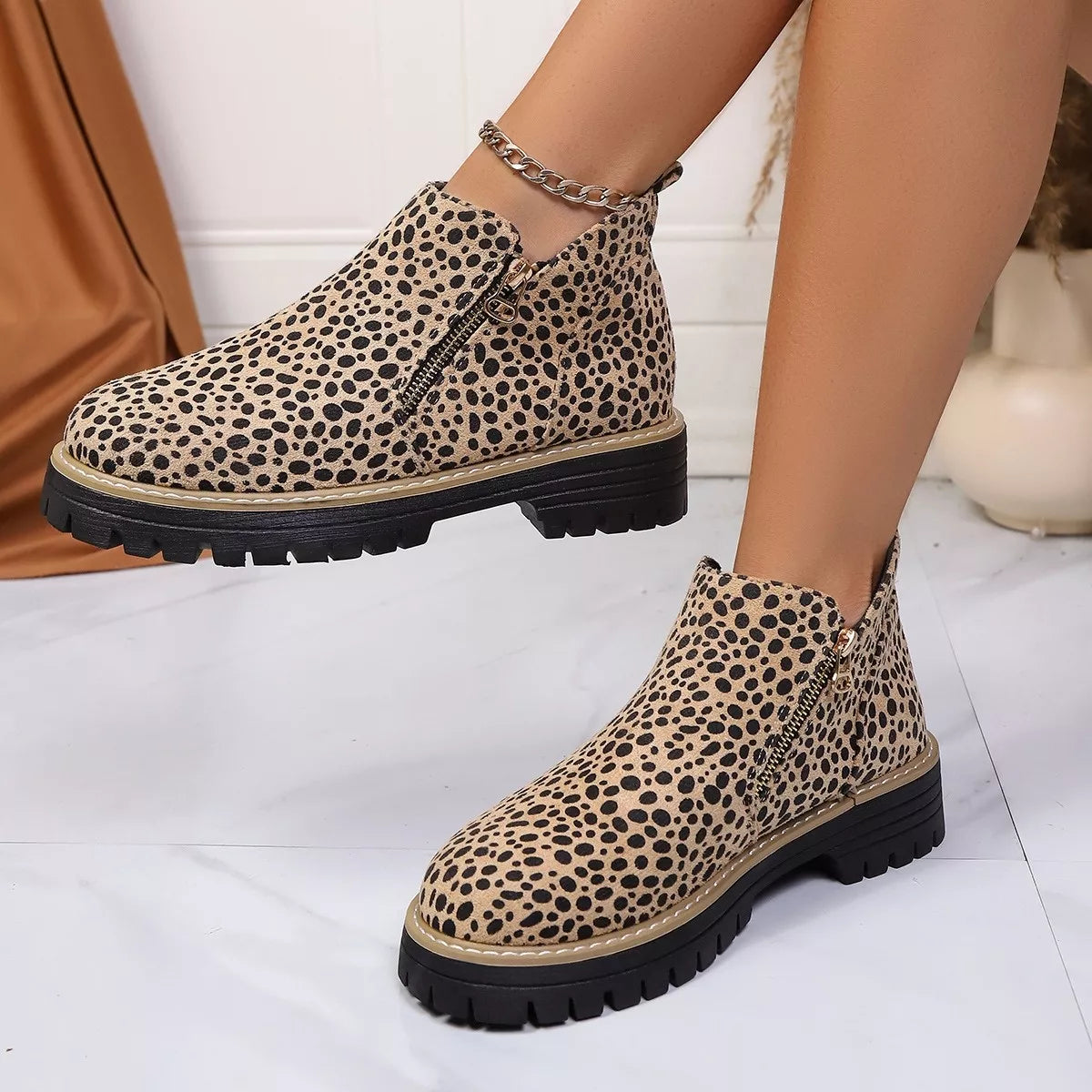 Botines con cremallera y estampado de leopardo
