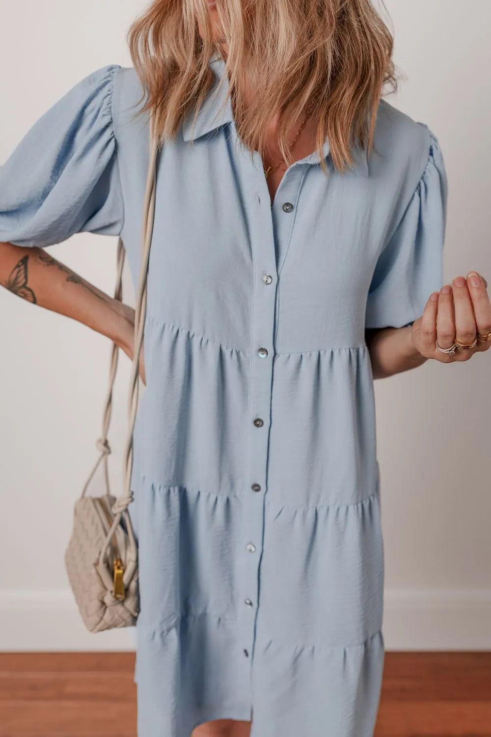 Vestido camisero escalonado con mangas abullonadas y botones