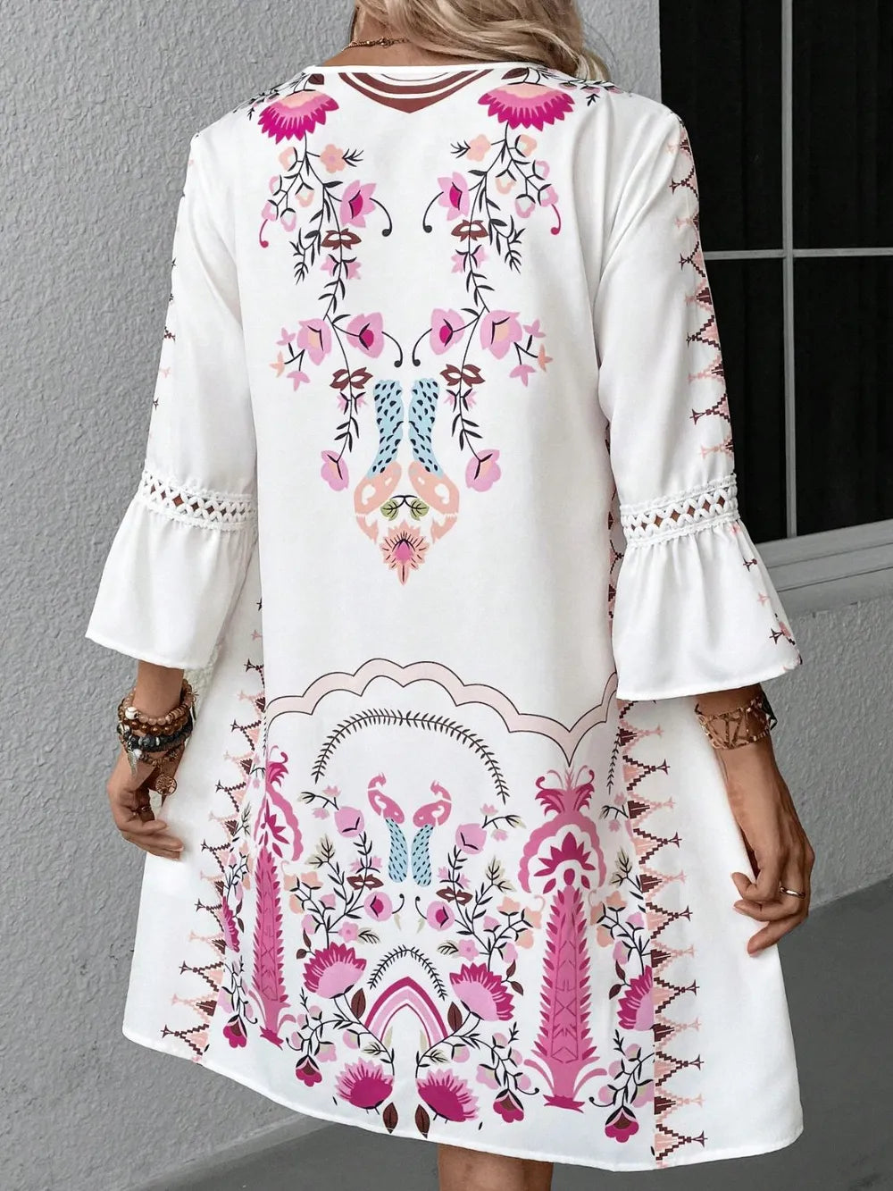 Vestido de manga tres cuartos con estampado de detalles de encaje