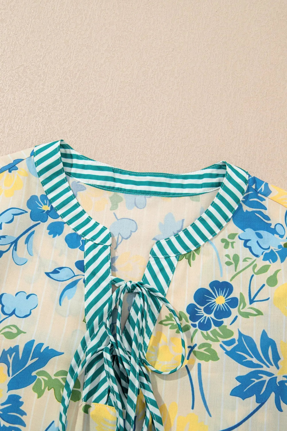 Vestido de manga corta abullonada con ribete de rayas florales