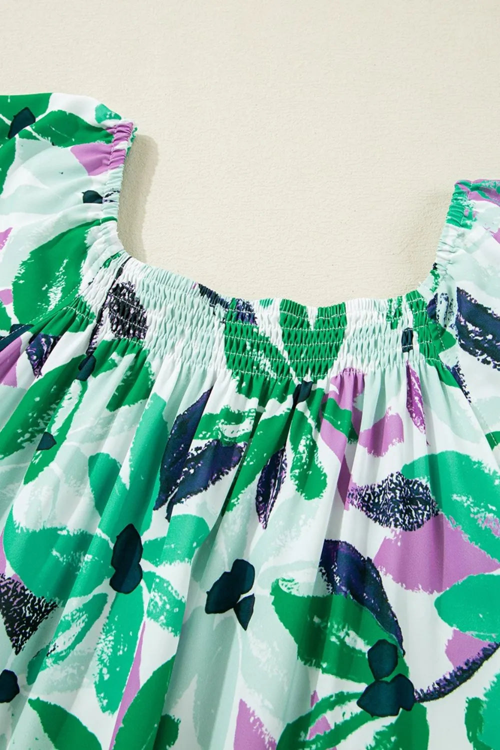 Vestido mini holgado con escote cuadrado y estampado floral fruncido