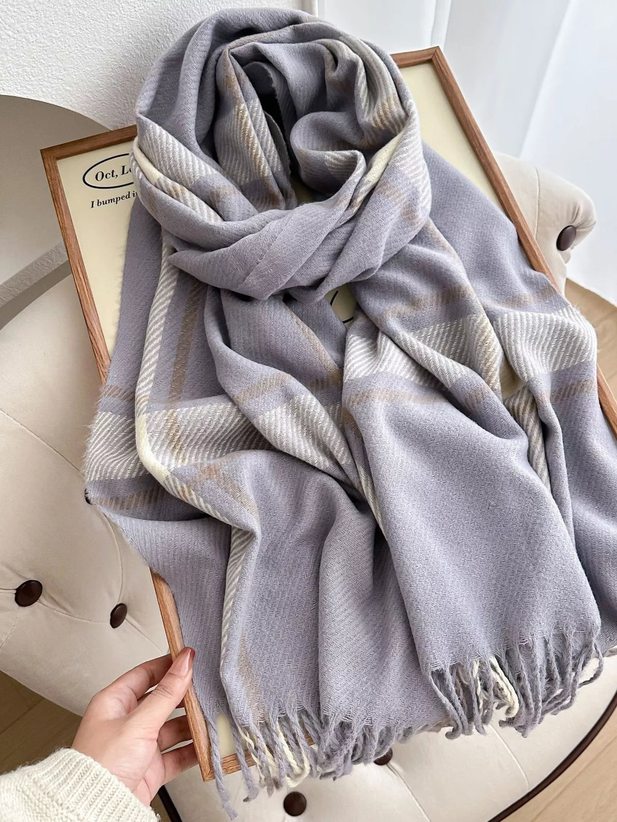Bufanda de invierno con borlas y diseño clásico a cuadros