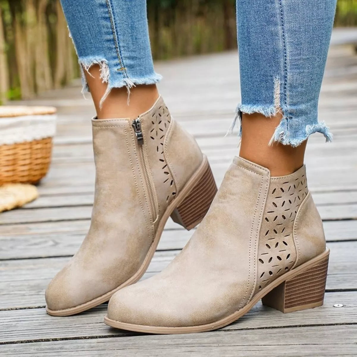 Botines de tacón grueso con detalles calados