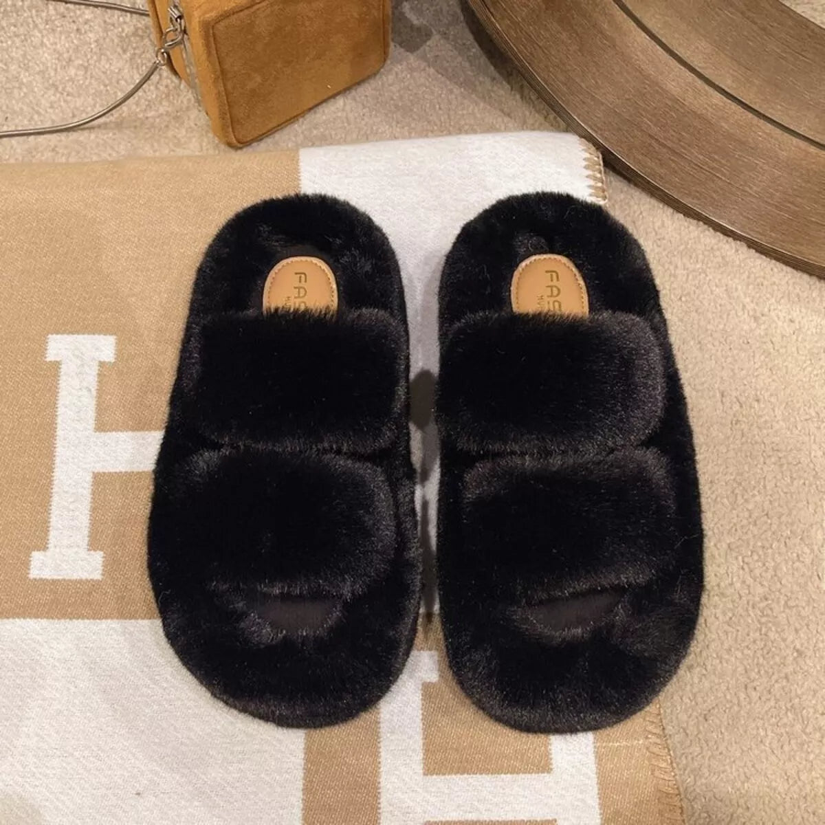 Pantuflas peludas de punta abierta
