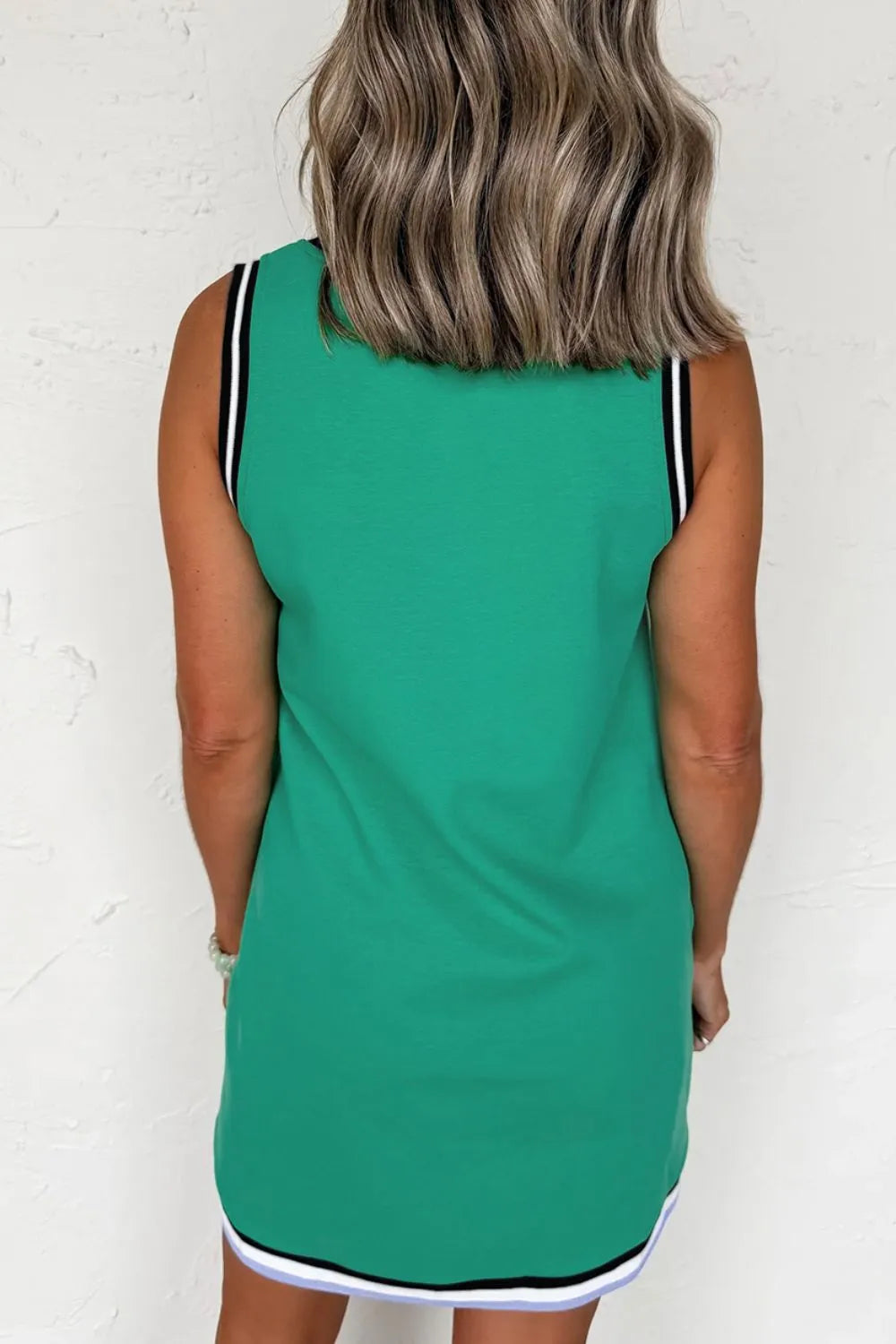 Vestido mini recto sin mangas con escote en V y ribete de contraste de color