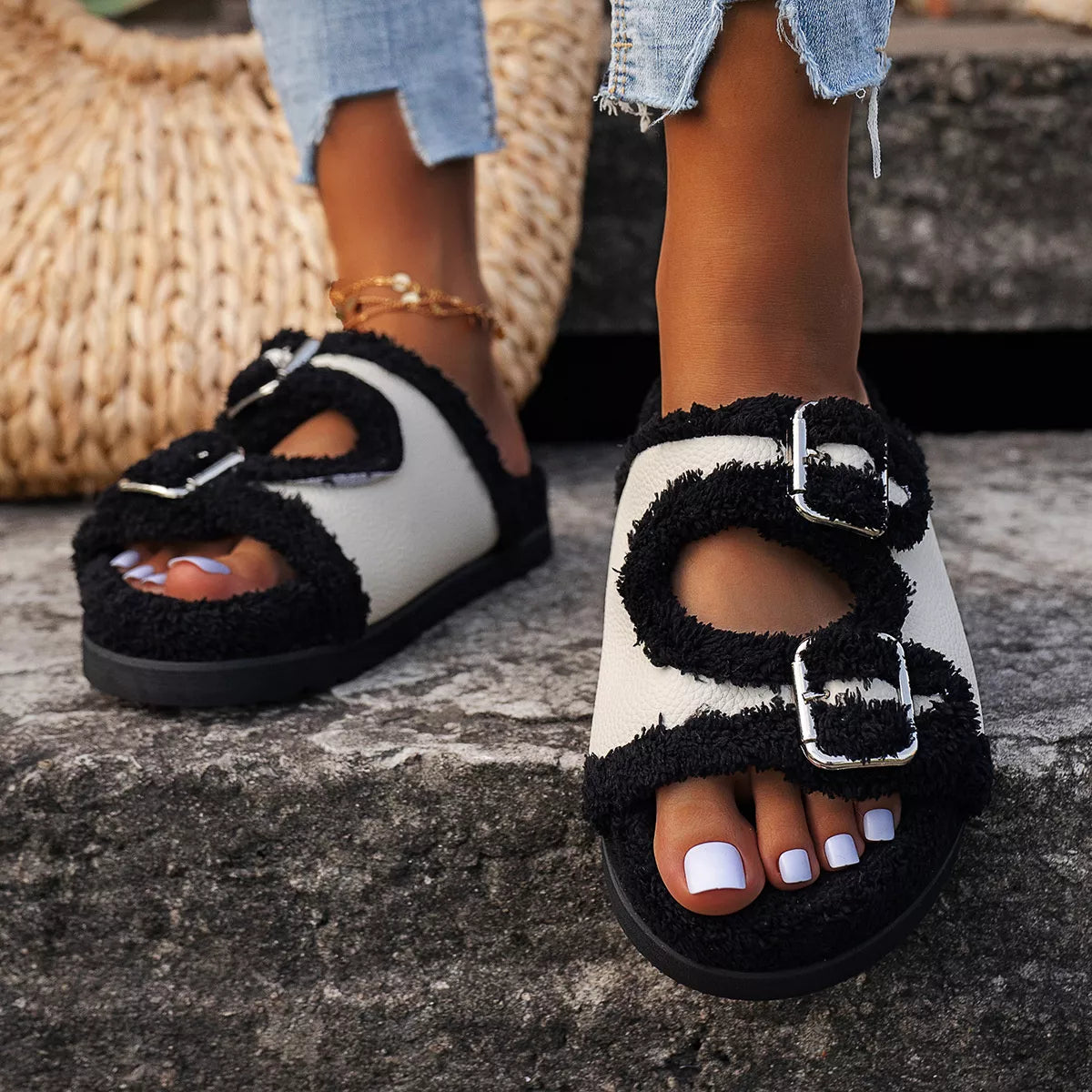 Pantuflas de plataforma con forro de felpa y hebilla decorativa