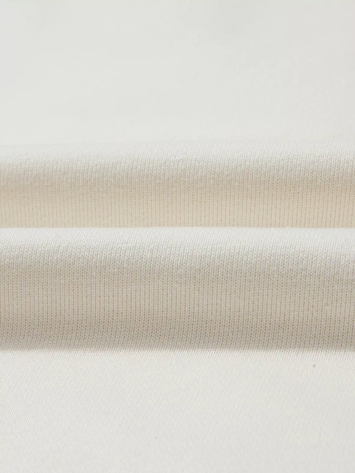 Sudadera con capucha de media cremallera, mangas texturizadas y retales en color liso