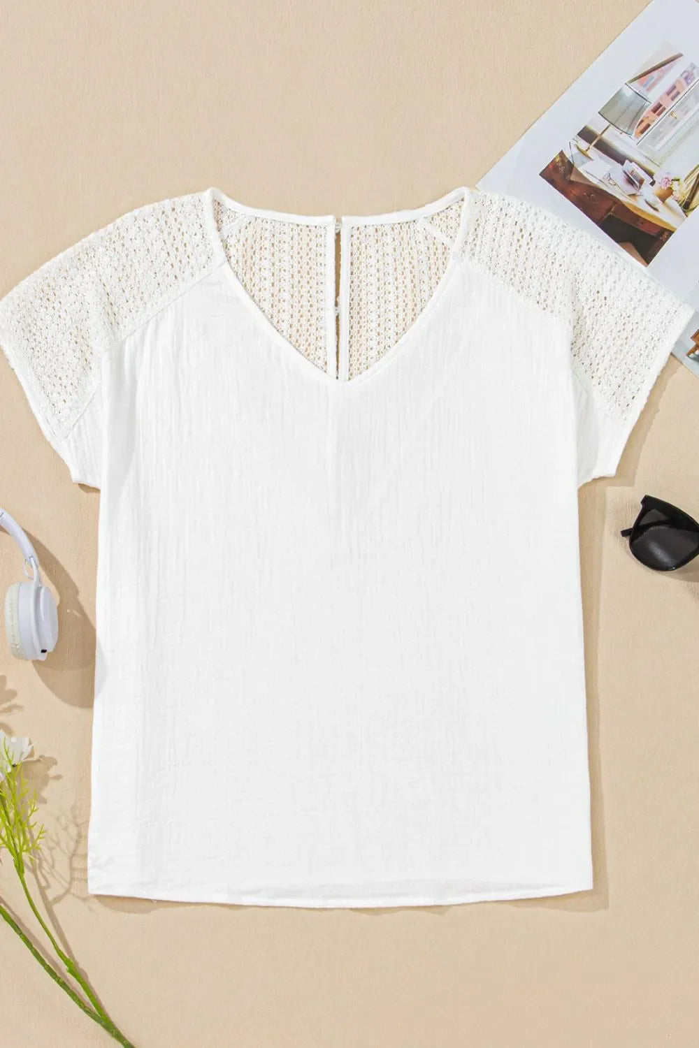 Camiseta con cuello en V, botones en la espalda y textura de crochet con encaje