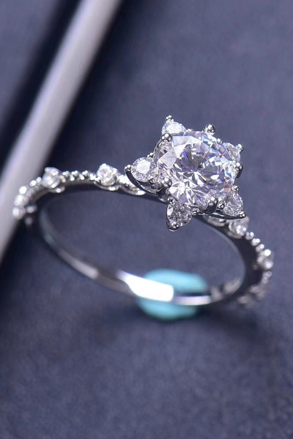 Anillo de moissanita de 6 puntas de 1 quilate
