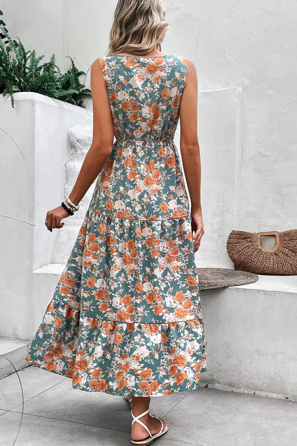 Vestido sin mangas con cuello en V y cintura anudada con estampado floral